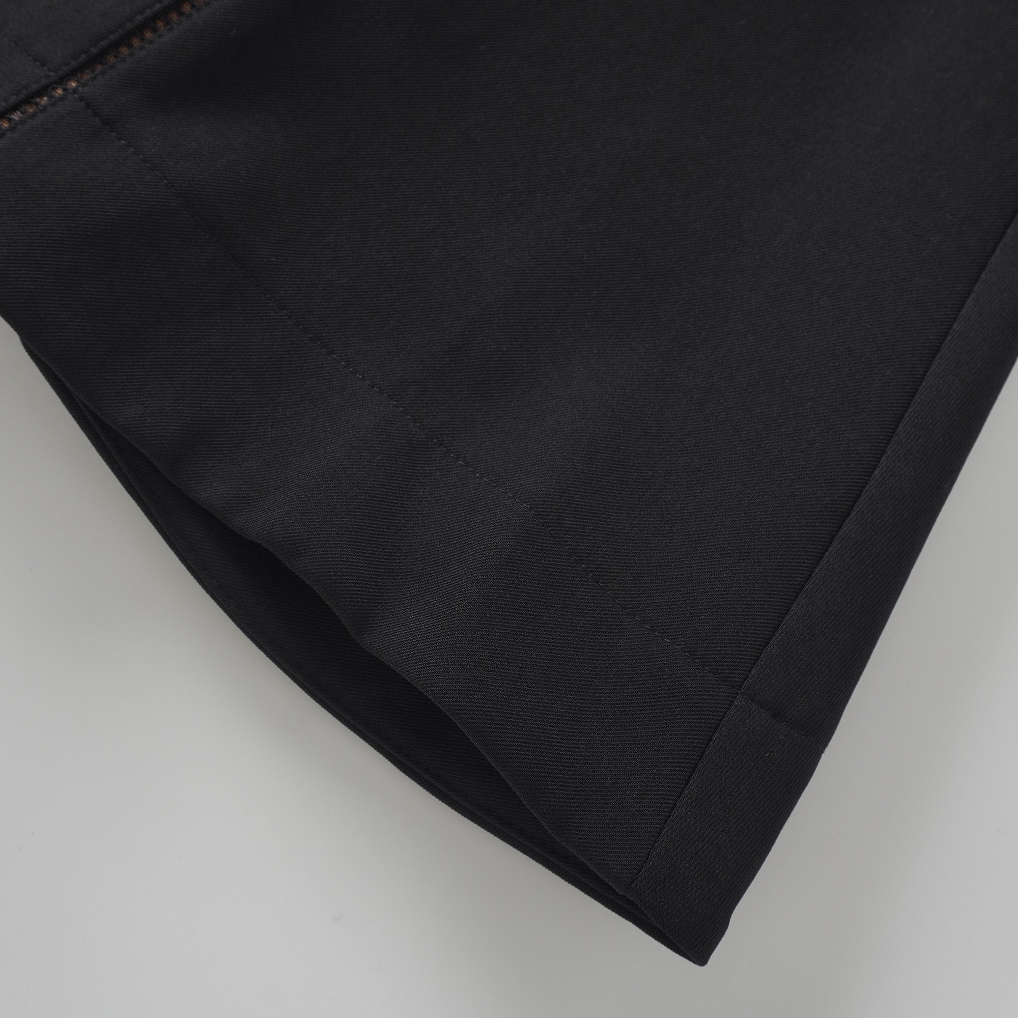 فستان قصير من Quirine برقبة على شكل حرف V وتفاصيل فيونكة باللون الأسود