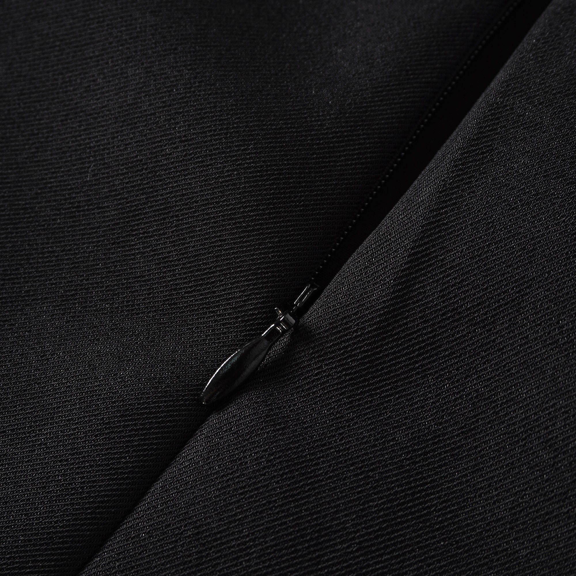 فستان قصير من Quirine برقبة على شكل حرف V وتفاصيل فيونكة باللون الأسود