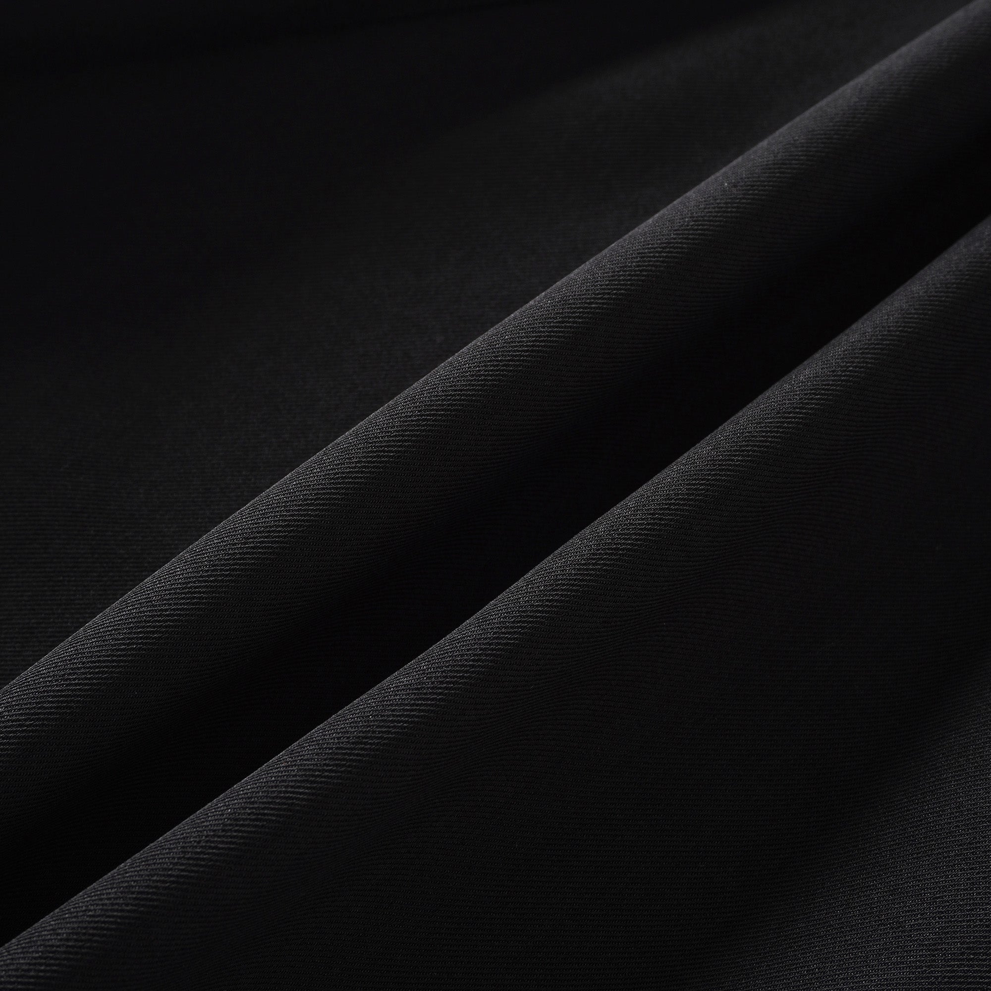 فستان قصير من Quirine برقبة على شكل حرف V وتفاصيل فيونكة باللون الأسود