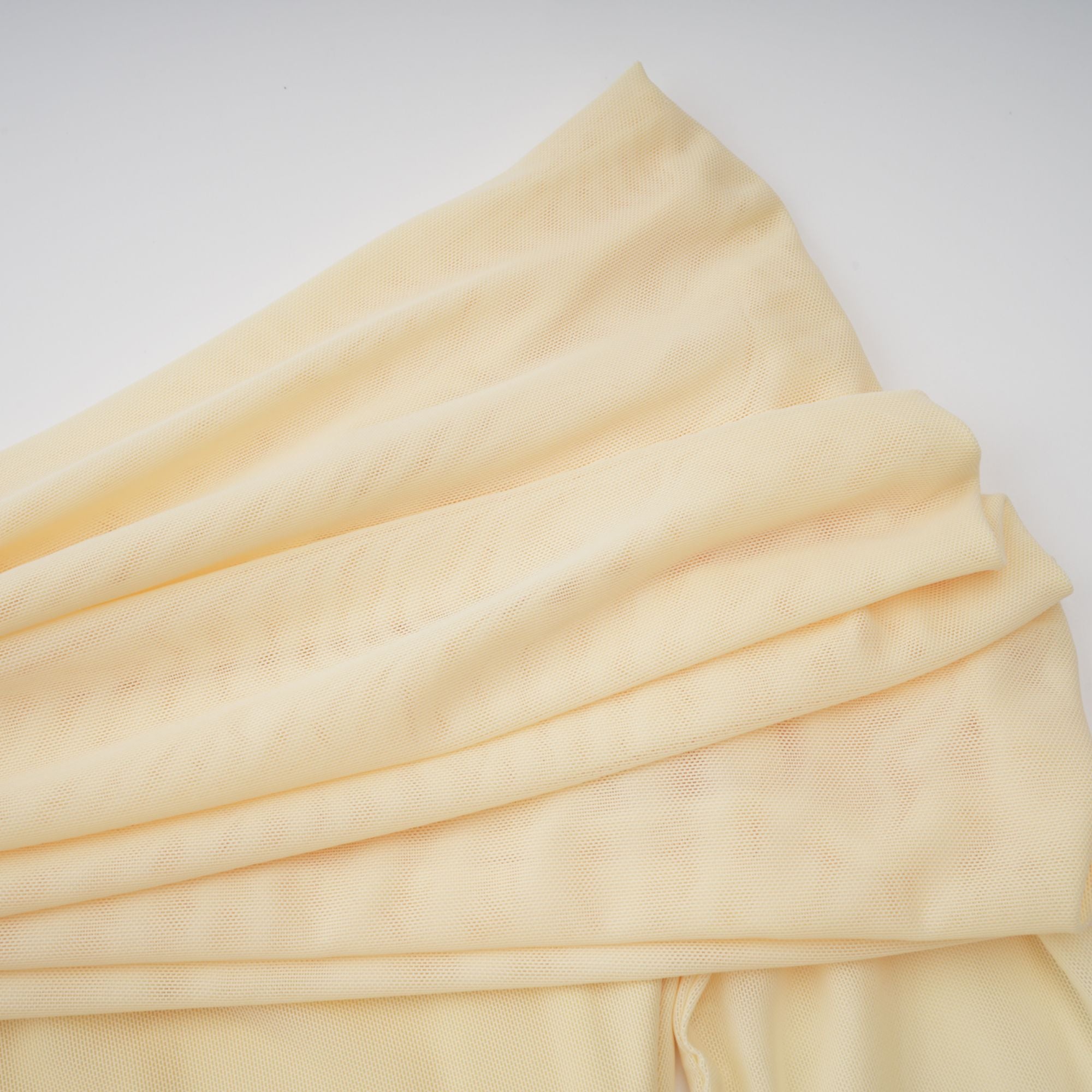 فستان كاثرين ماكسي مطوي غير متماثل باللون الأبيض