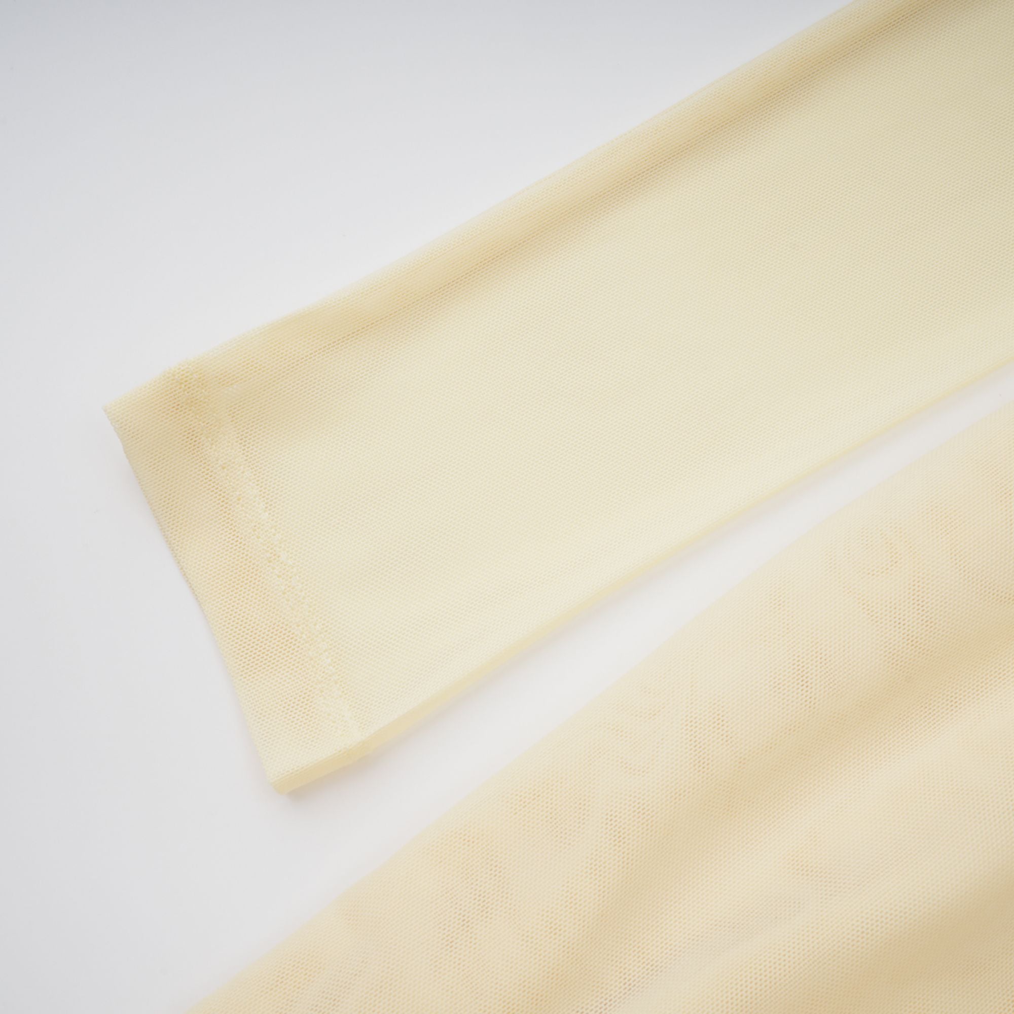 فستان كاثرين ماكسي مطوي غير متماثل باللون الأبيض