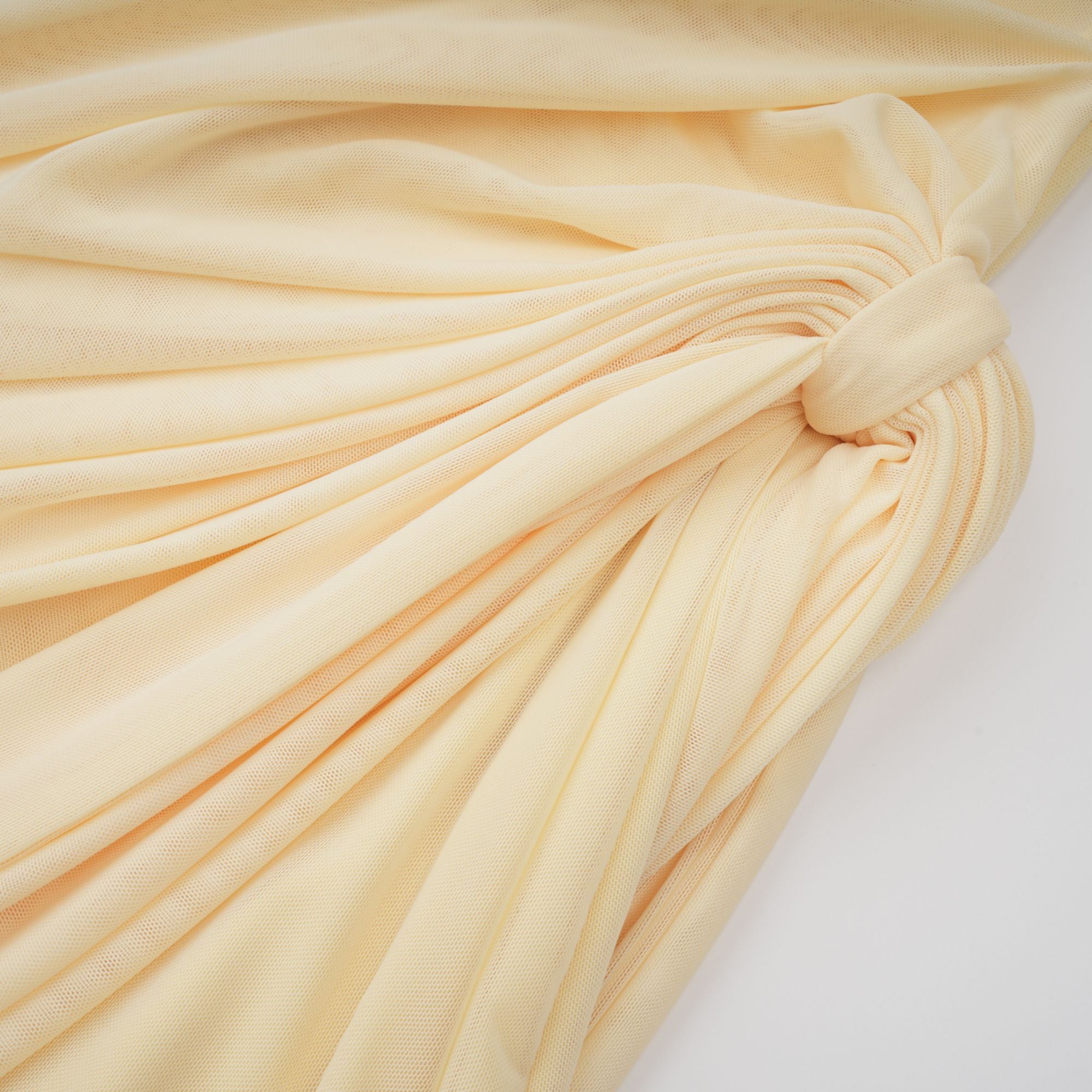 فستان كاثرين ماكسي مطوي غير متماثل باللون الأبيض