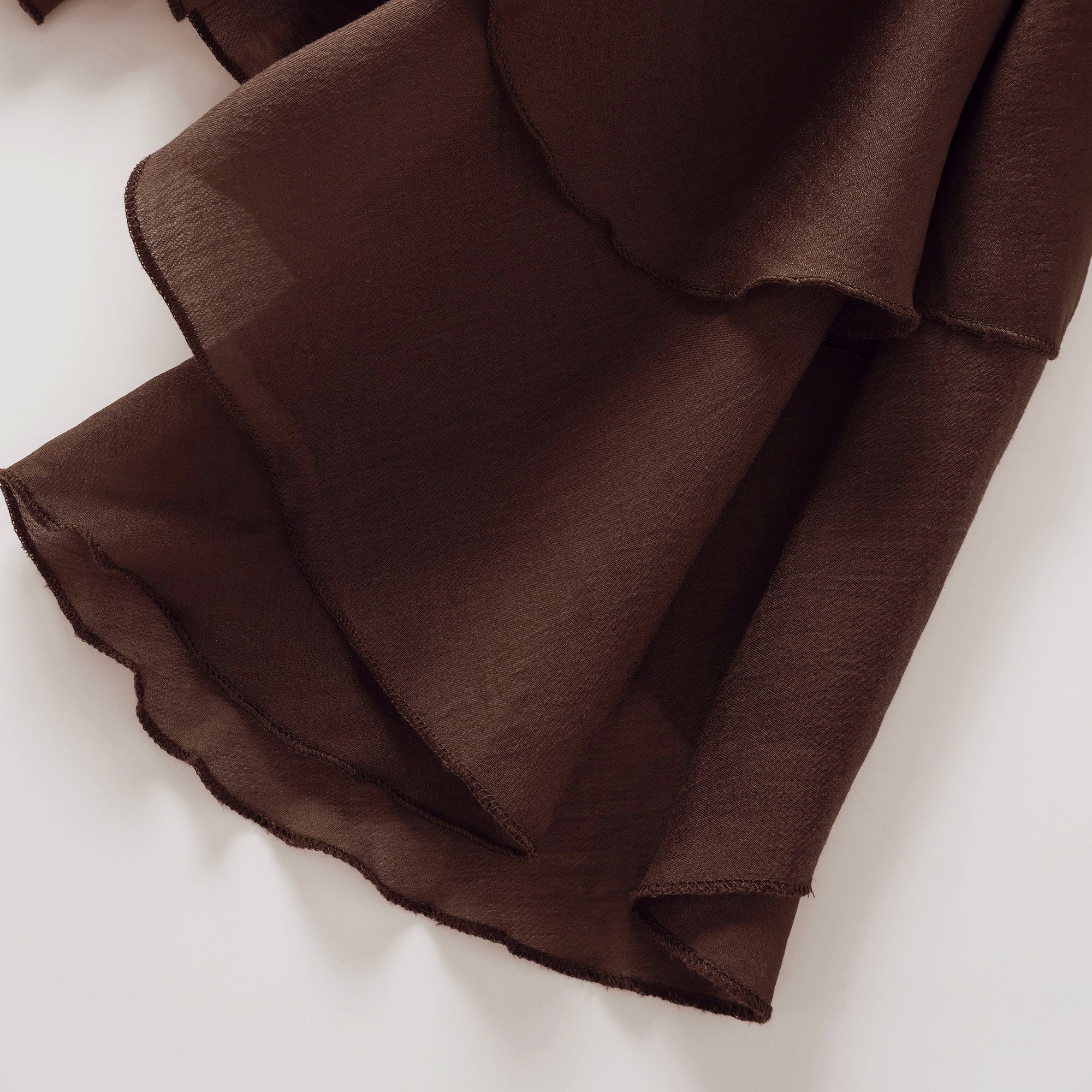 فستان أنابيل براون القصير ذو الكشكشة