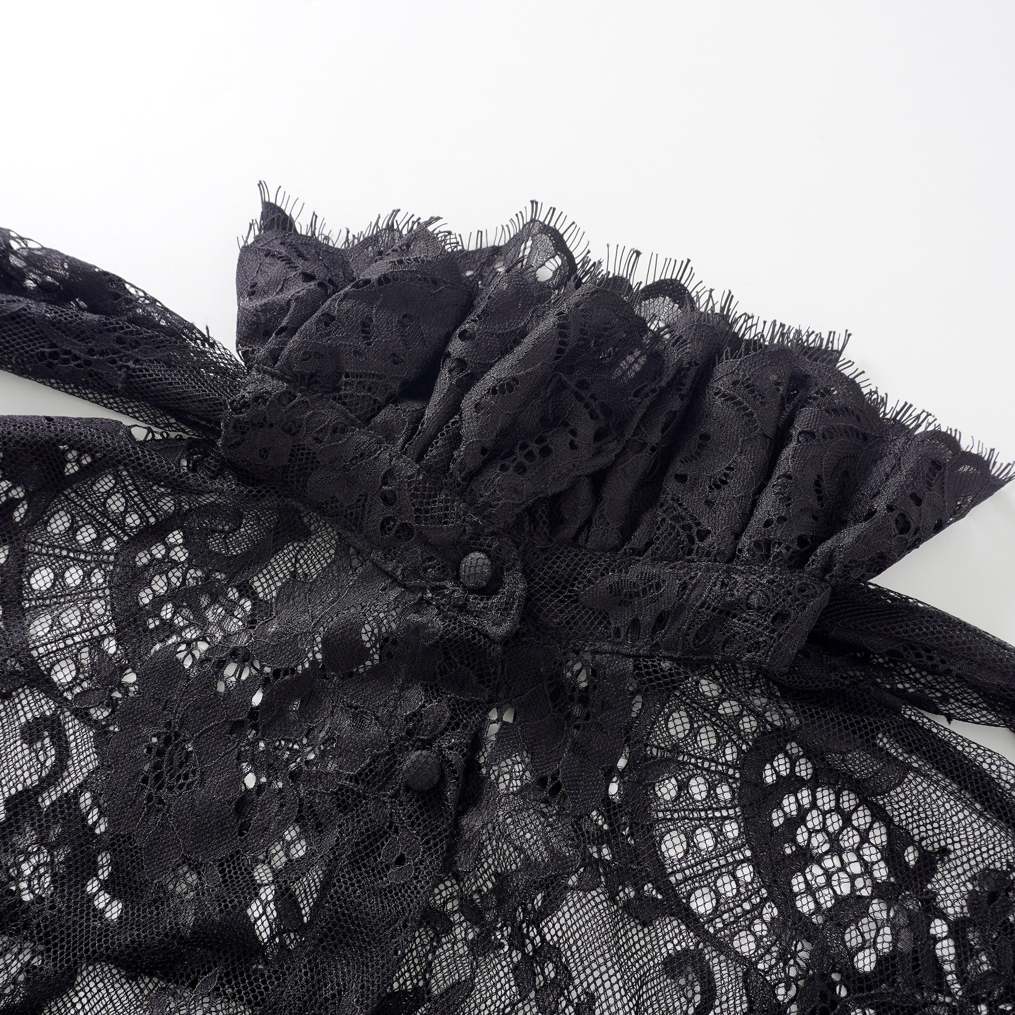 بلوزة كوينتين ذات الرقبة المزينة بشريط أسود من الدانتيل المزخرف.