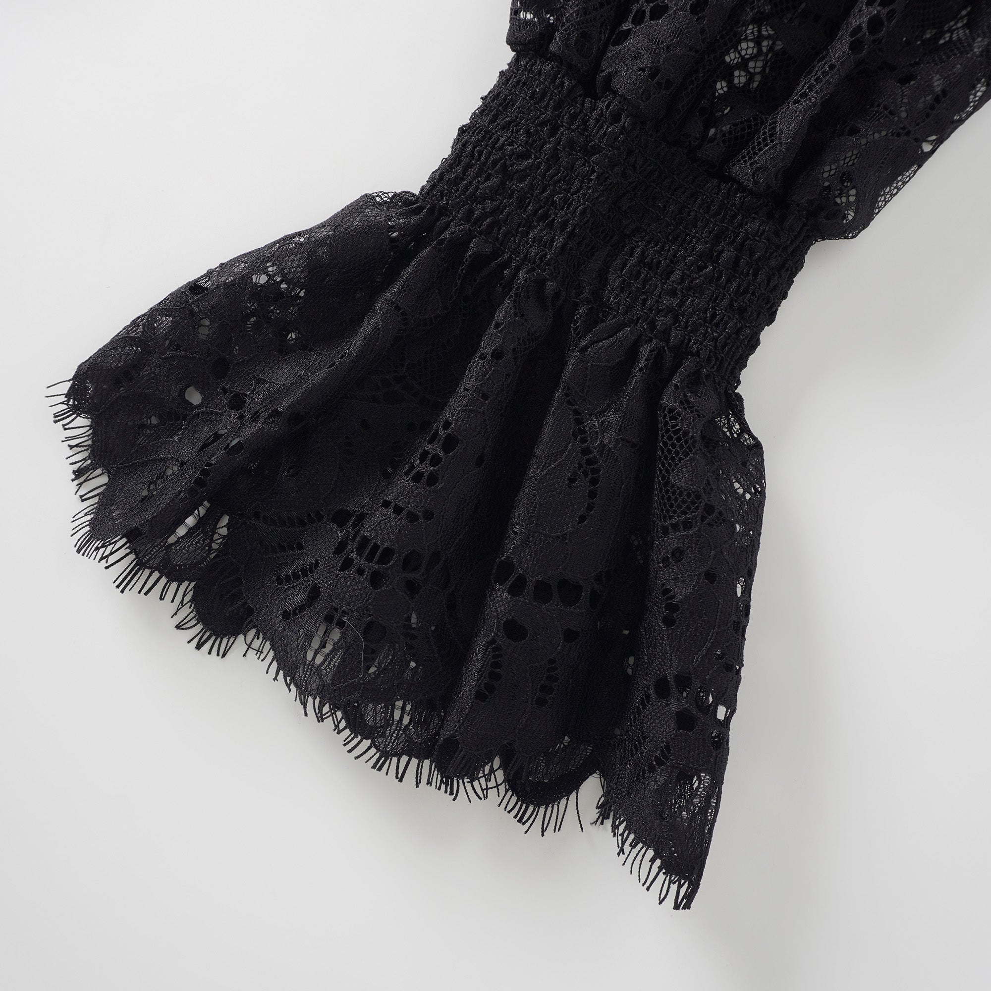 بلوزة كوينتين ذات الرقبة المزينة بشريط أسود من الدانتيل المزخرف.