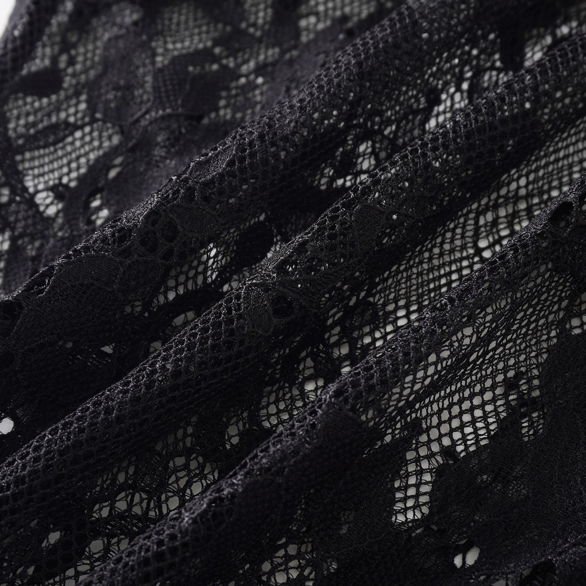 بلوزة كوينتين ذات الرقبة المزينة بشريط أسود من الدانتيل المزخرف.