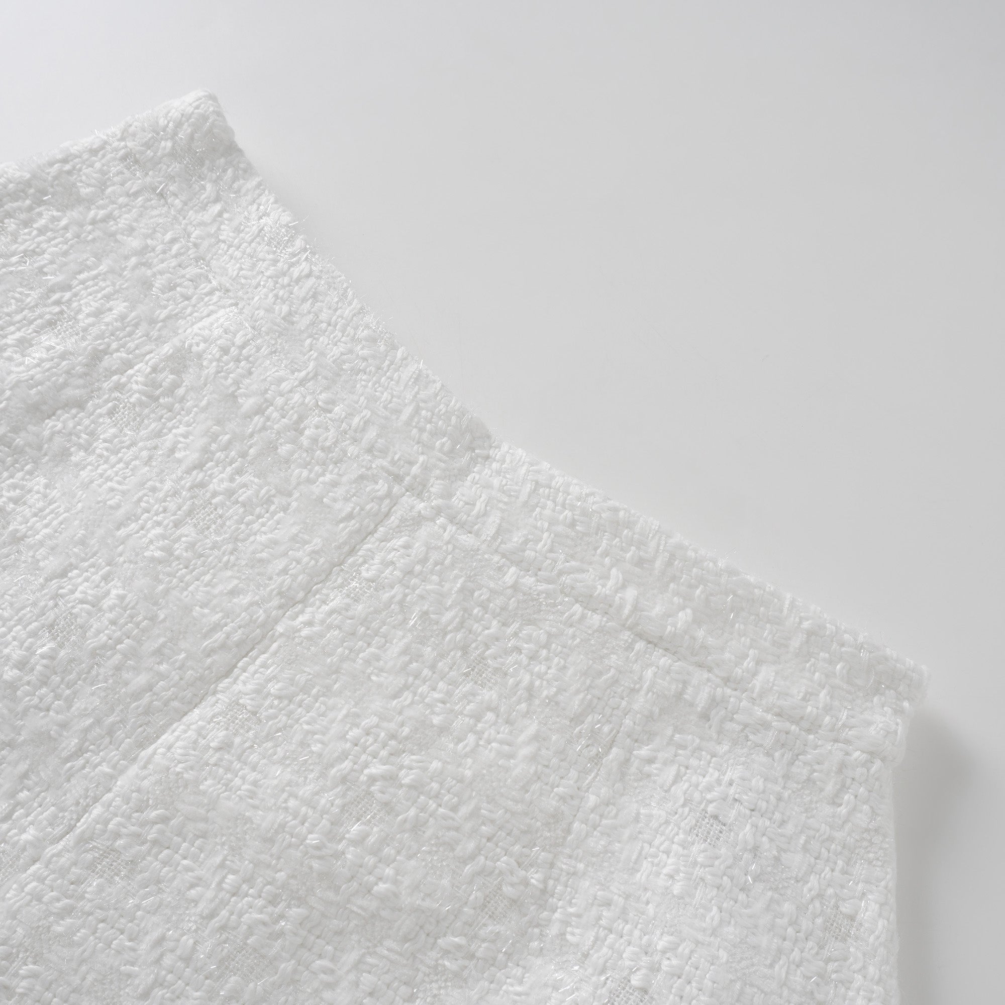 طقم سترة وسروال قصير من التوييد الأبيض ذي الحواف المنسوجة من سيرفين.