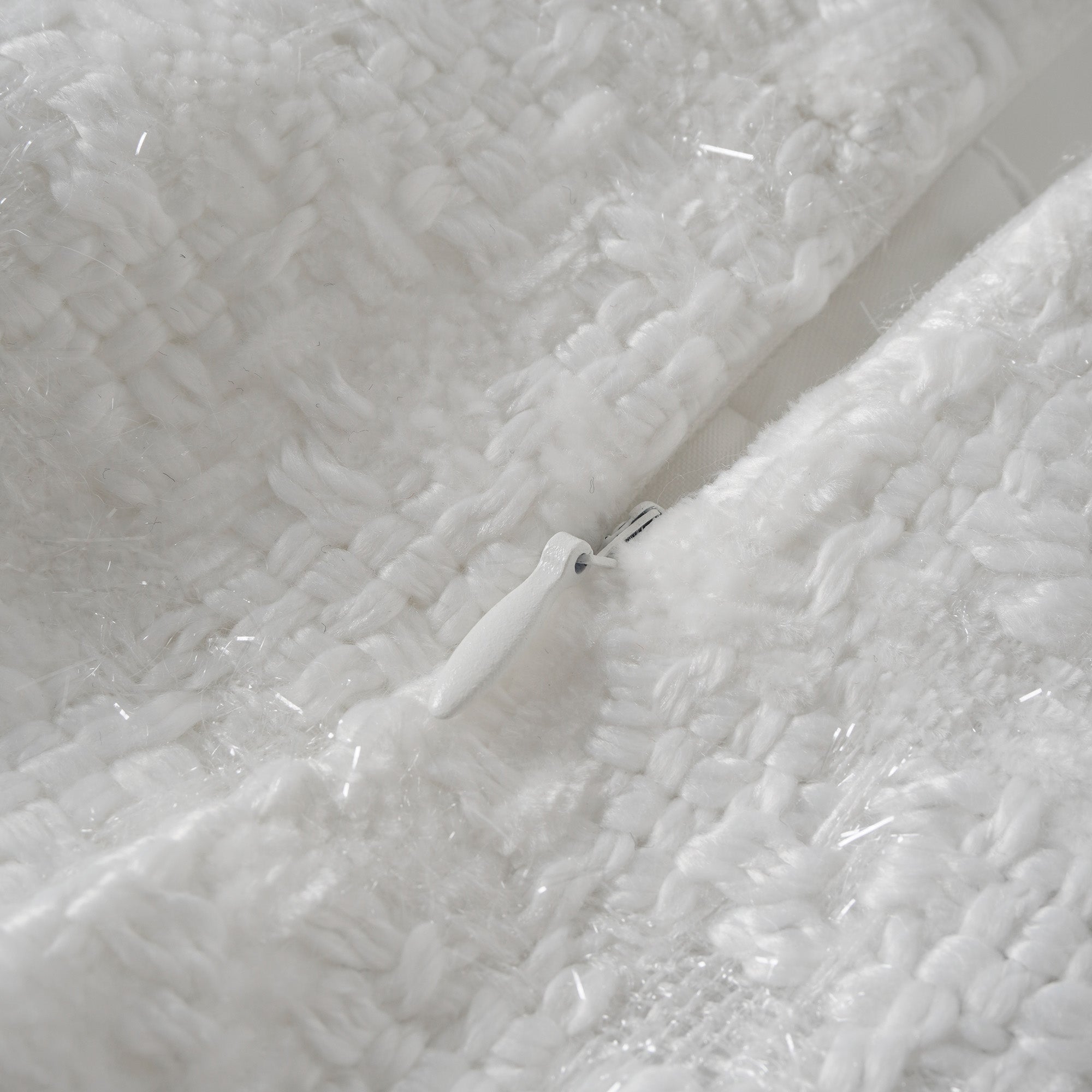 طقم سترة وسروال قصير من التوييد الأبيض ذي الحواف المنسوجة من سيرفين.