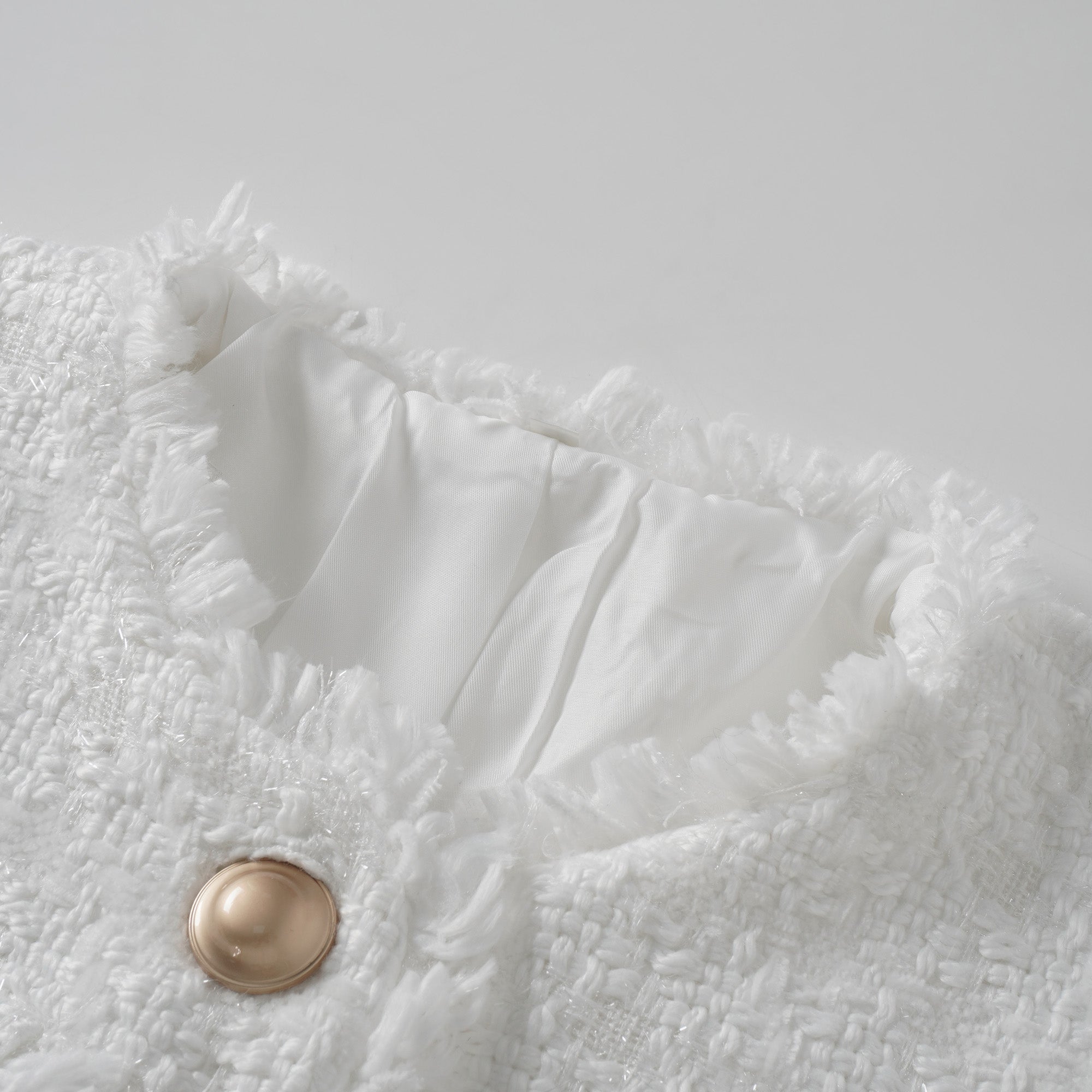 طقم سترة وسروال قصير من التوييد الأبيض ذي الحواف المنسوجة من سيرفين.