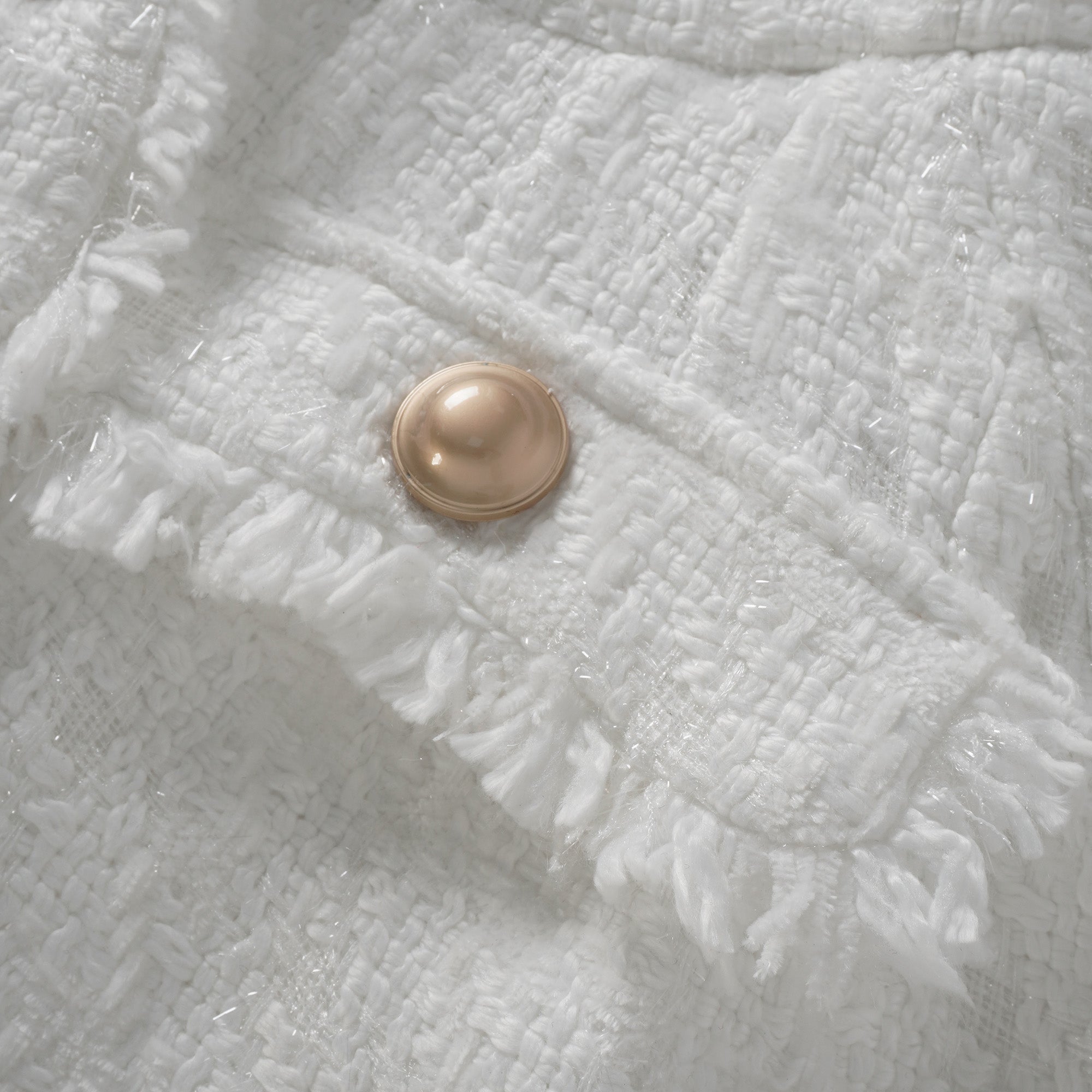 طقم سترة وسروال قصير من التوييد الأبيض ذي الحواف المنسوجة من سيرفين.