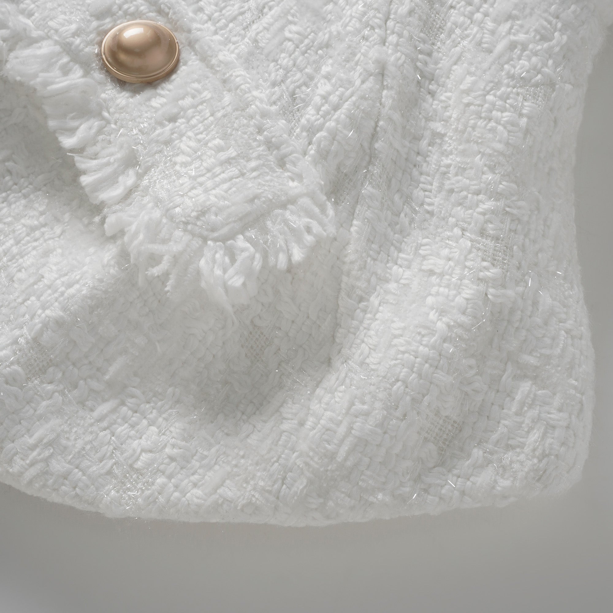 طقم سترة وسروال قصير من التوييد الأبيض ذي الحواف المنسوجة من سيرفين.