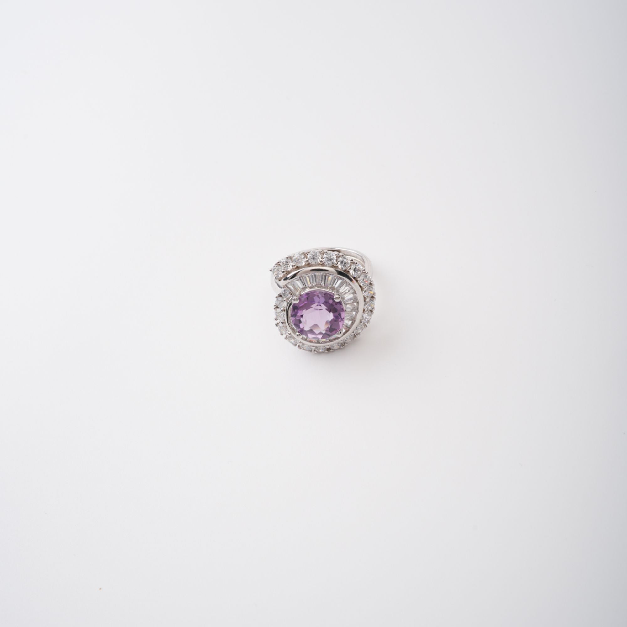 Verstellbarer Margaux-Ring in Lila mit Halo-Fassung