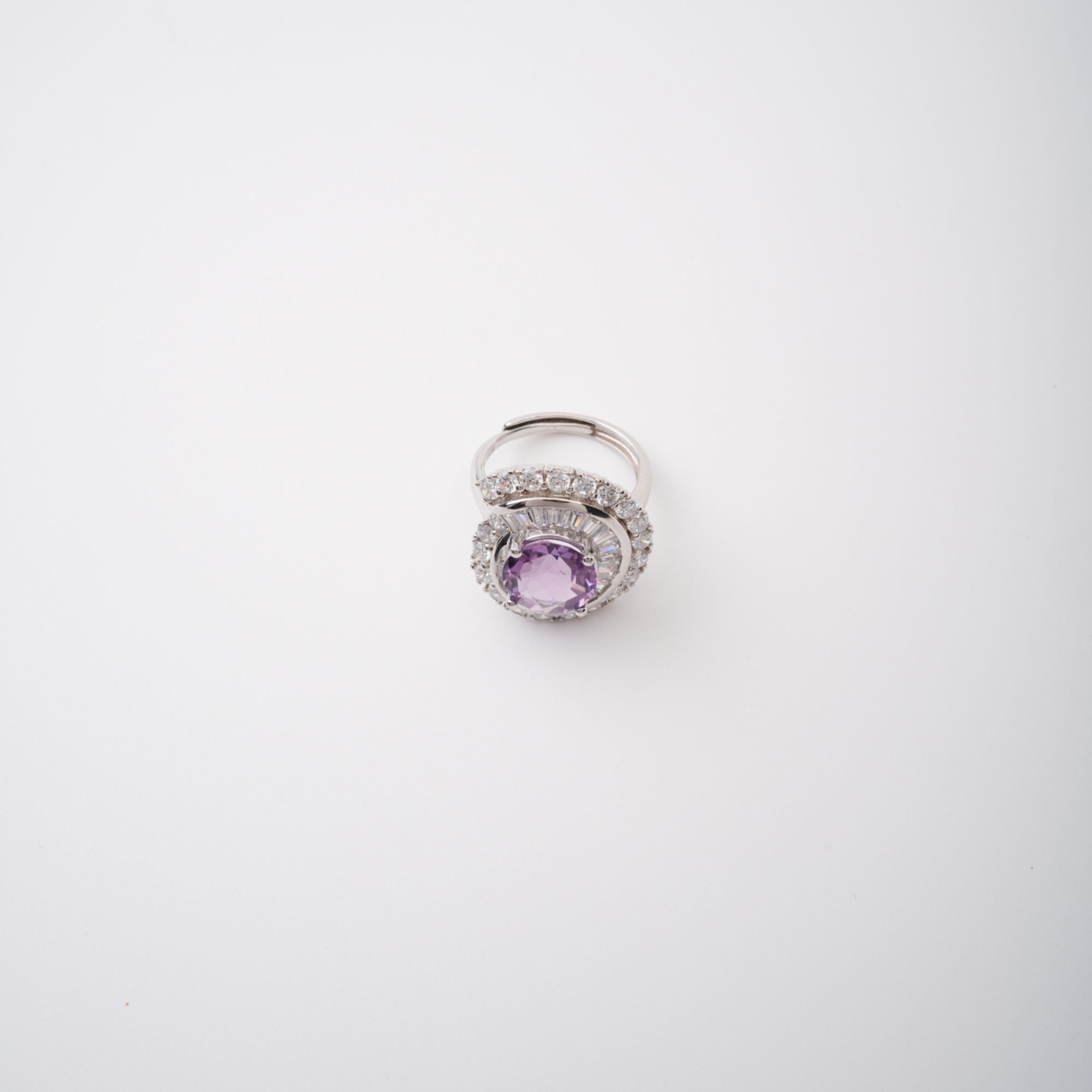 Verstellbarer Margaux-Ring in Lila mit Halo-Fassung