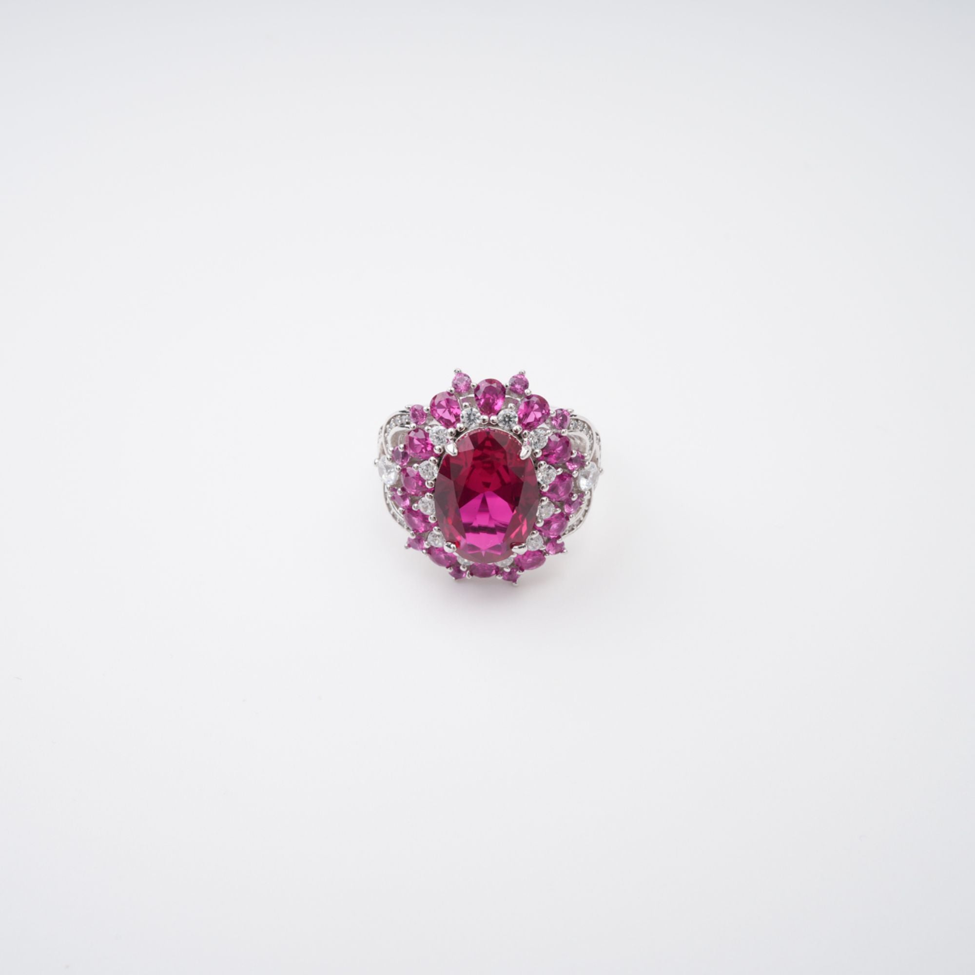 خاتم أميلي الأحمر البيضاوي المصنوع من الفضة الإسترلينية المرصع بالأحجار الكريمة