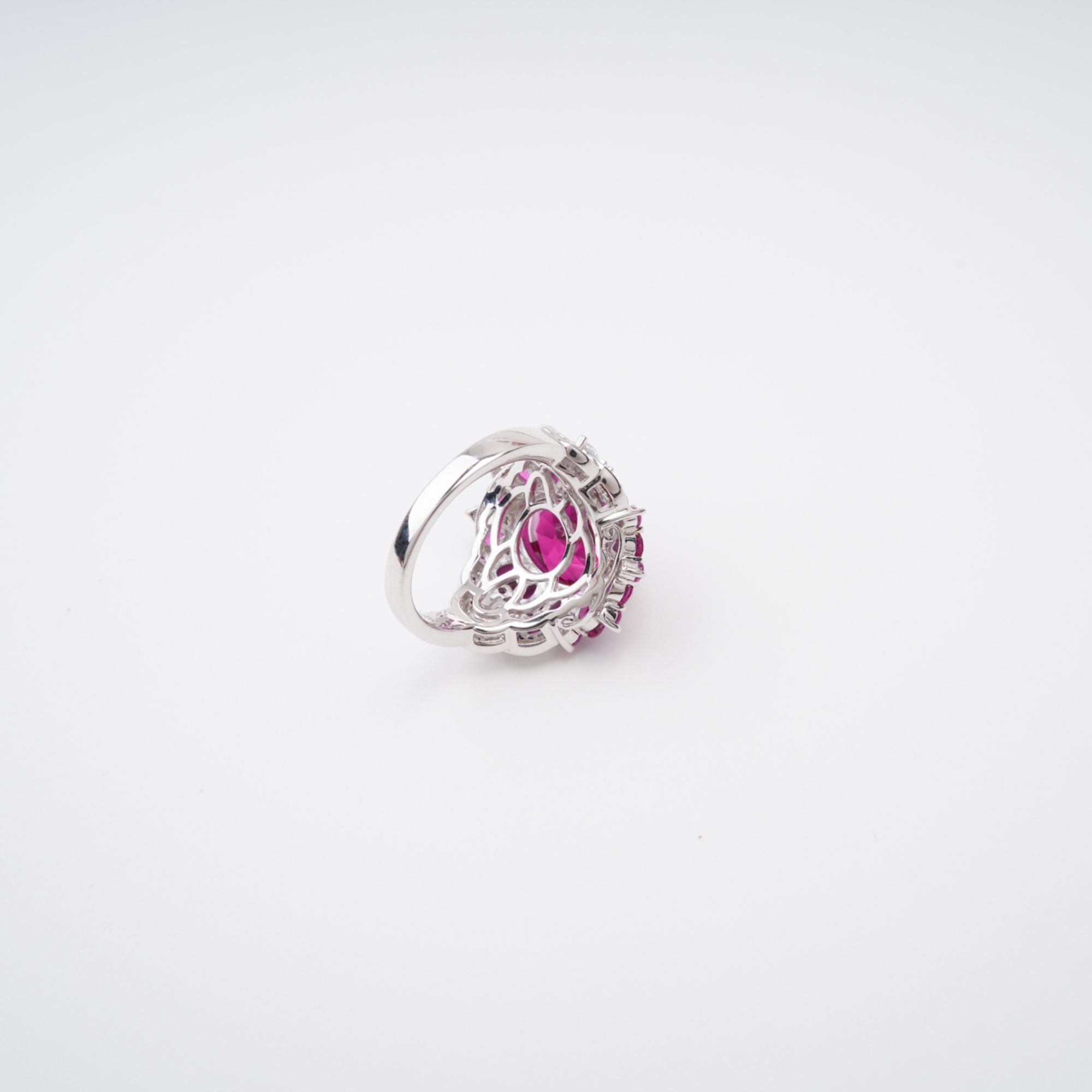 خاتم أميلي الأحمر البيضاوي المصنوع من الفضة الإسترلينية المرصع بالأحجار الكريمة