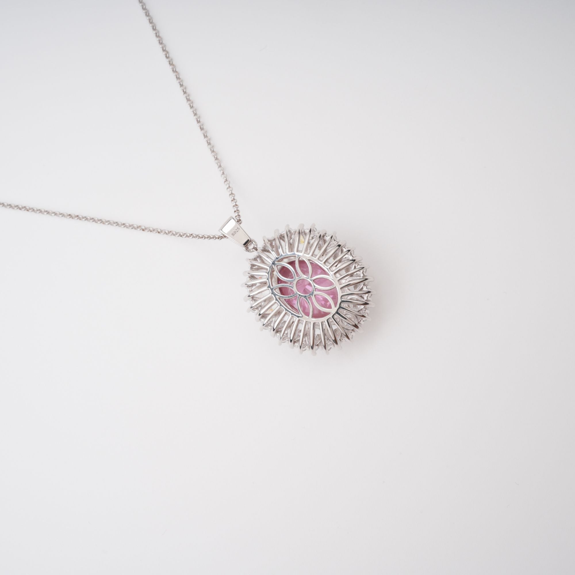 قلادة رافاييل الوردية البيضاوية المرصعة بالأحجار الكريمة من الفضة الإسترلينية