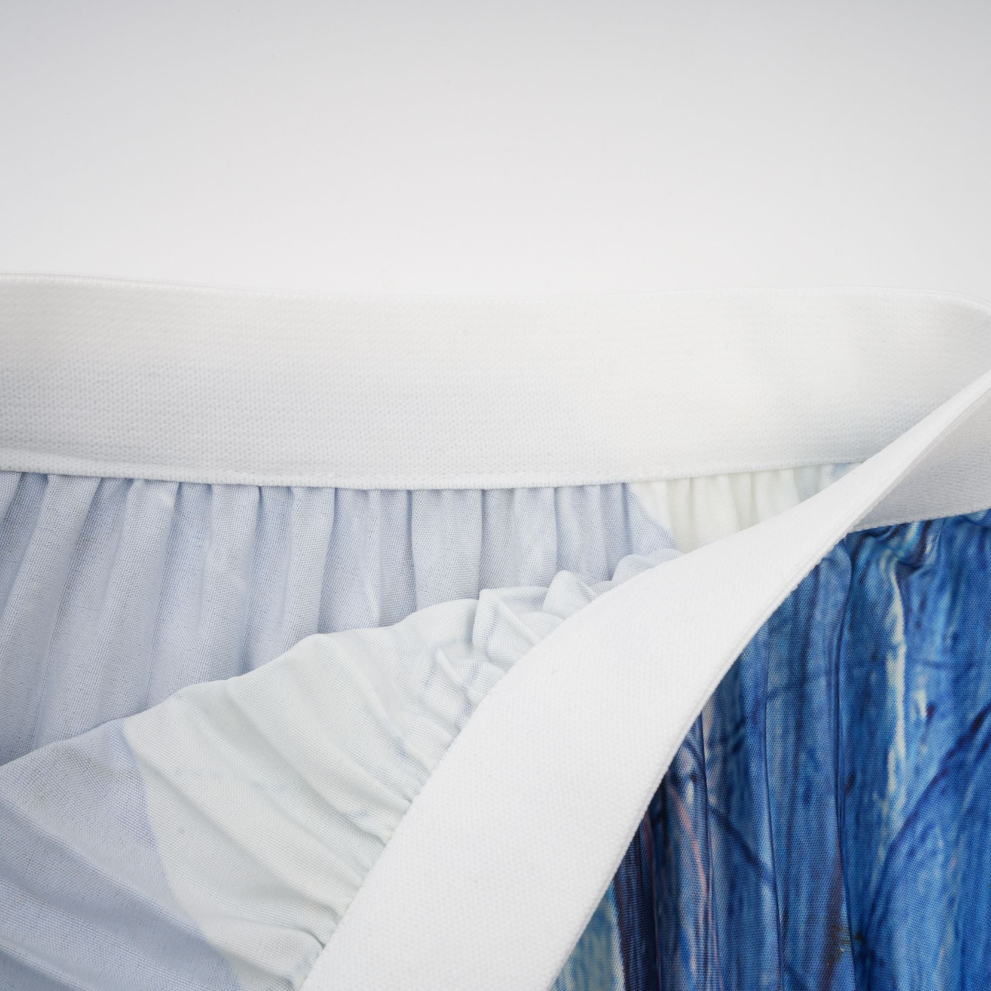 طقم تنورة وعباءة متطابقان بطبعة نقشة ديبي الزرقاء