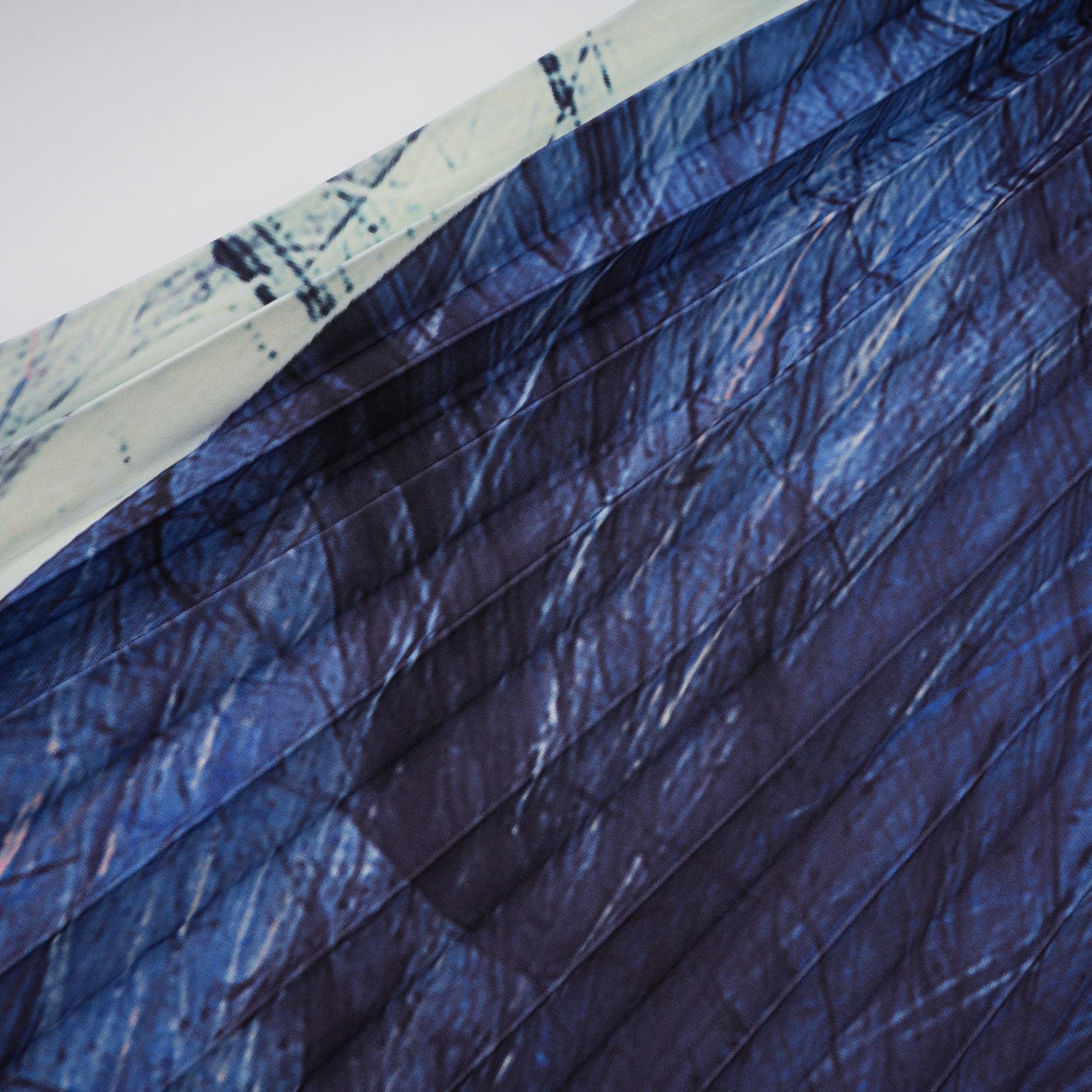 طقم تنورة وعباءة متطابقان بطبعة نقشة ديبي الزرقاء