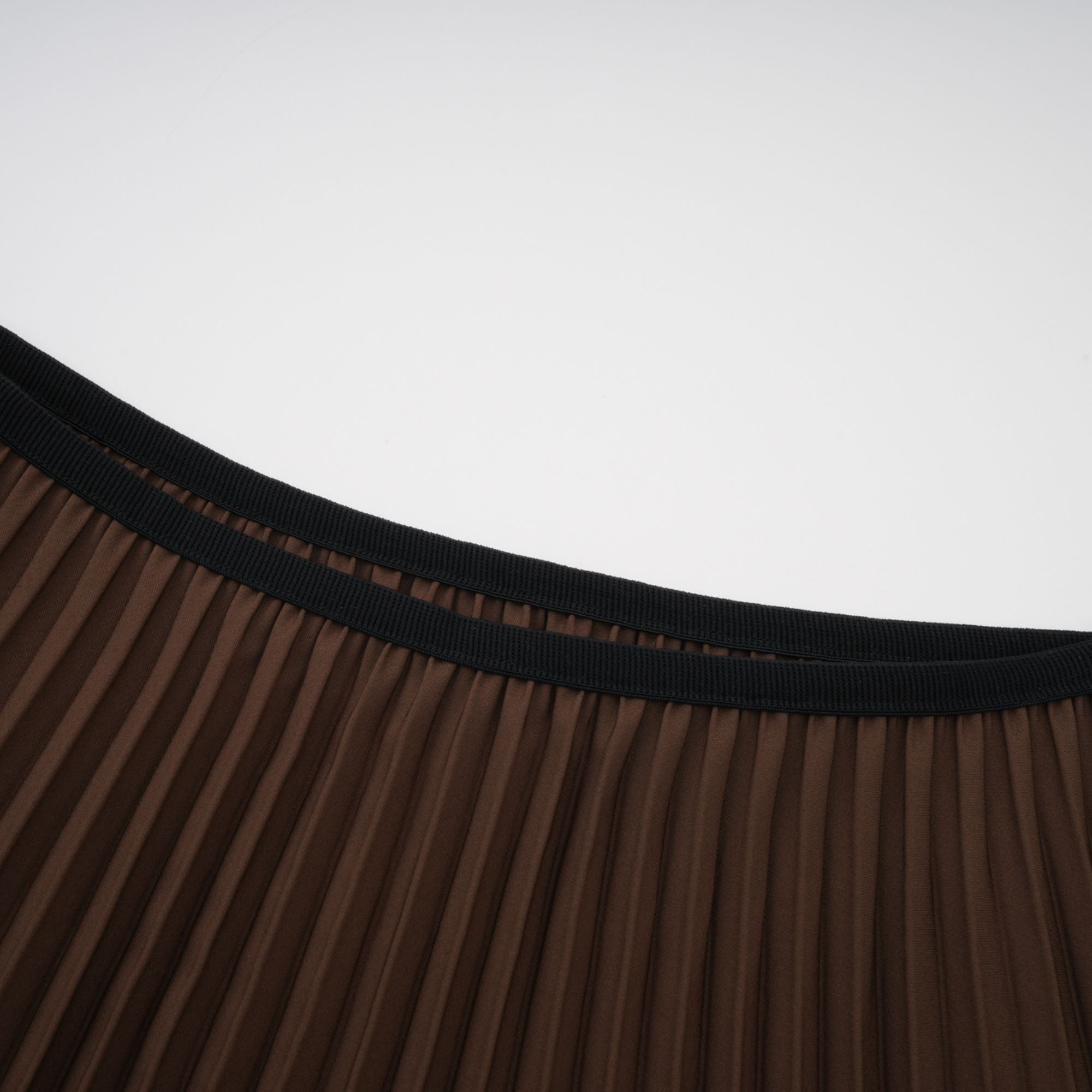 طقم تنورة وقميص مطوي بتصميم عباءة من Adèle