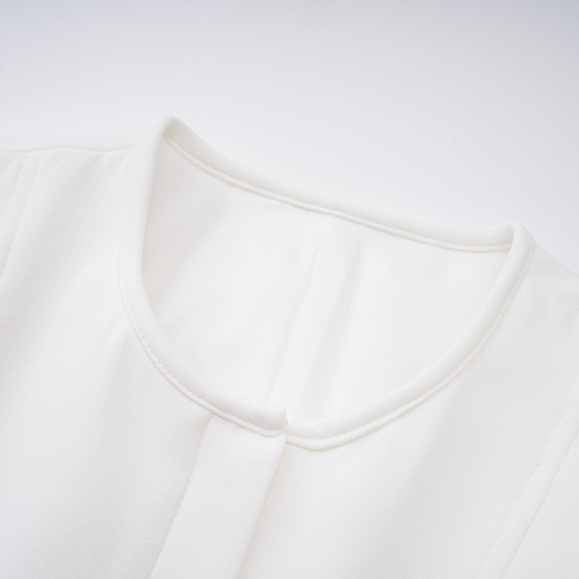 Gwenaëlle Weiße Bluse mit Schößchen-Taille