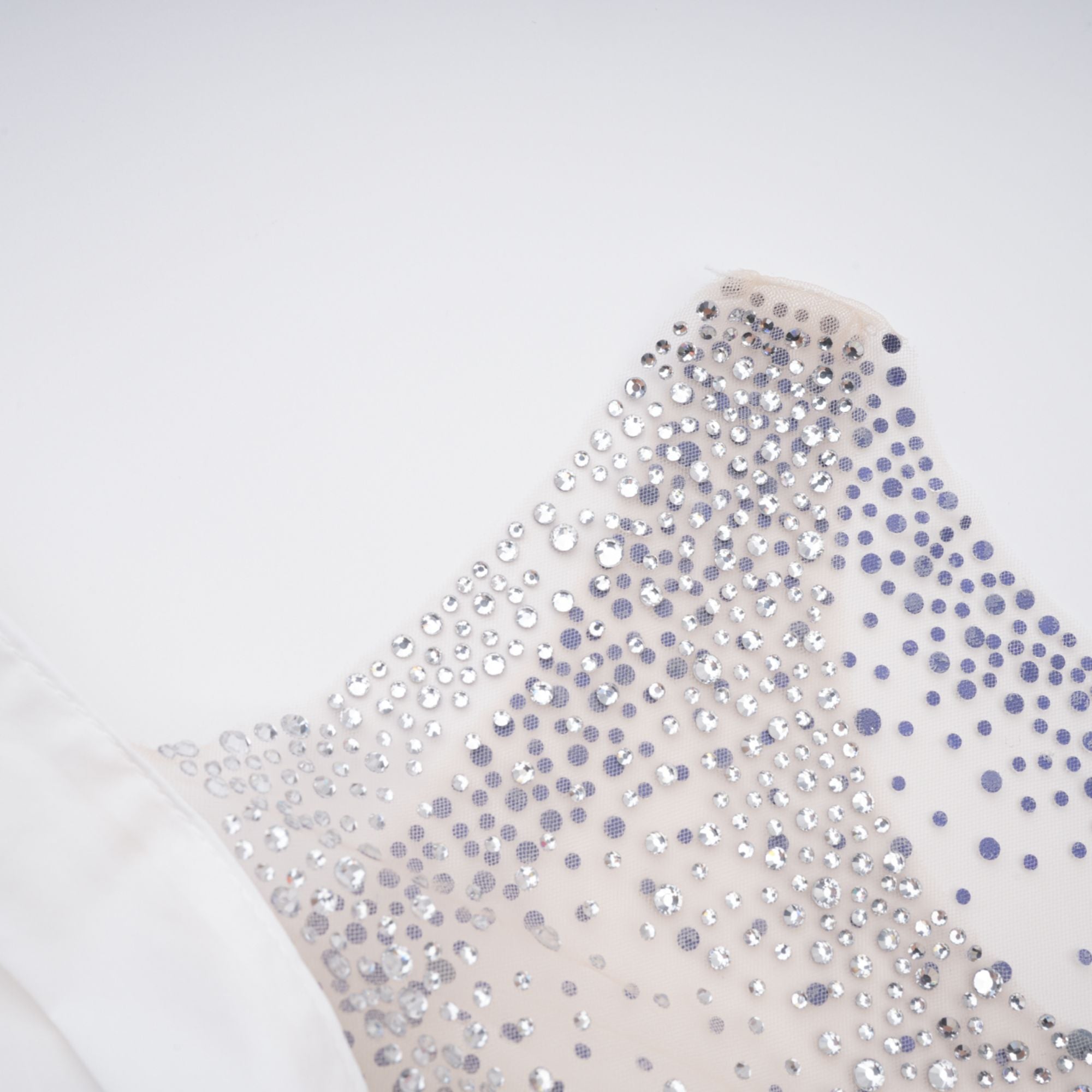 قميص فرناندي الأبيض المزين بلوحة شبكية من أحجار الراين