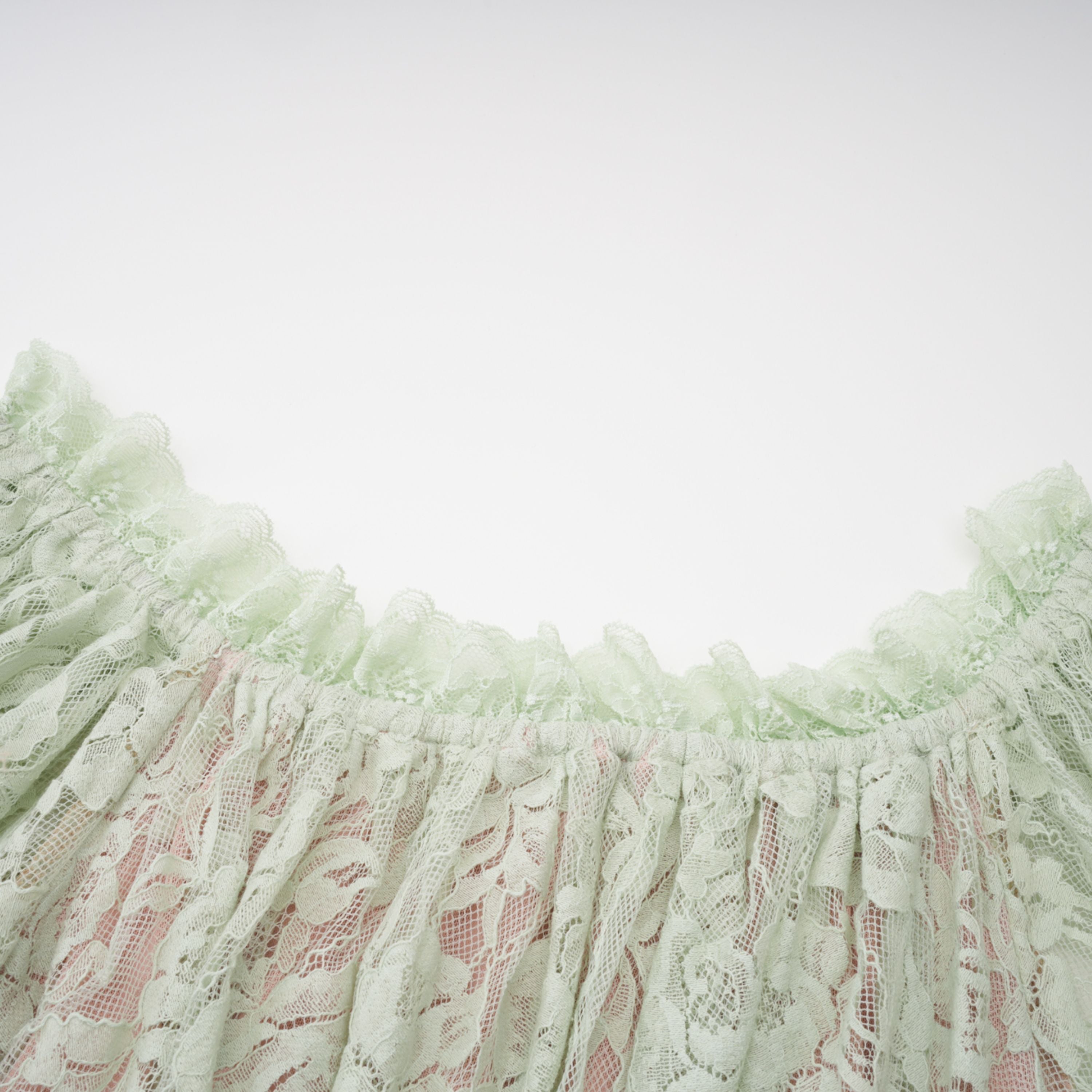 فستان قصير من الدانتيل الزهري شبه الشفاف بلون أخضر ساج من أليكسيس