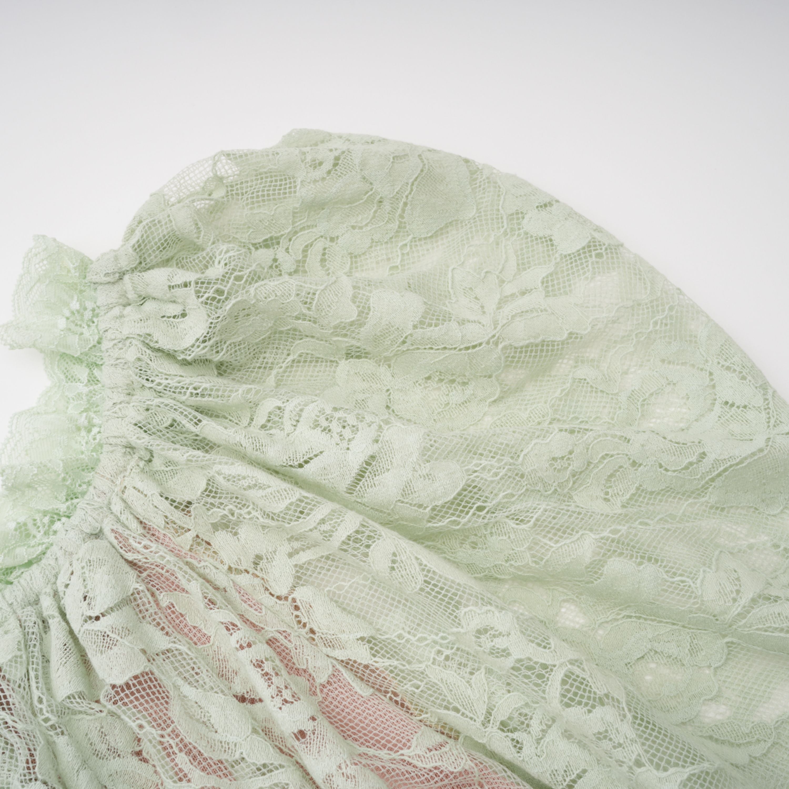 فستان قصير من الدانتيل الزهري شبه الشفاف بلون أخضر ساج من أليكسيس