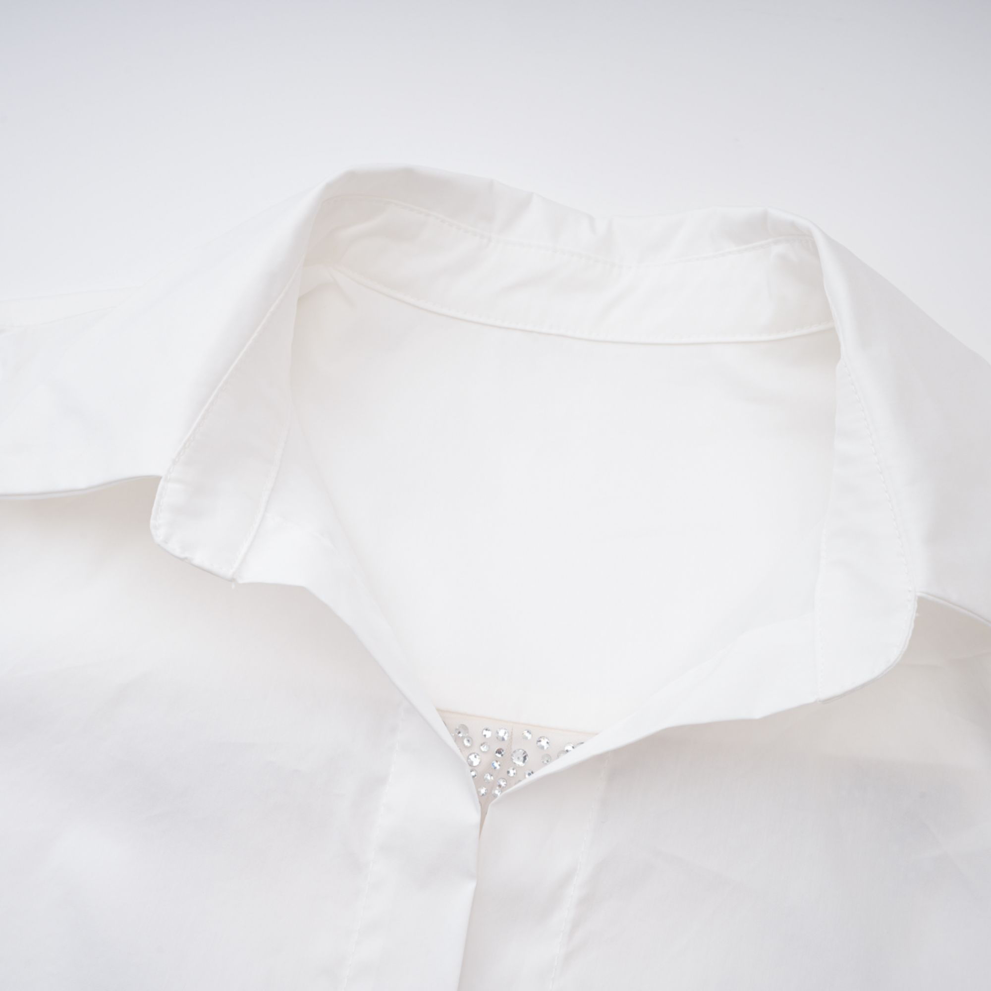 قميص فرناندي الأبيض المزين بلوحة شبكية من أحجار الراين