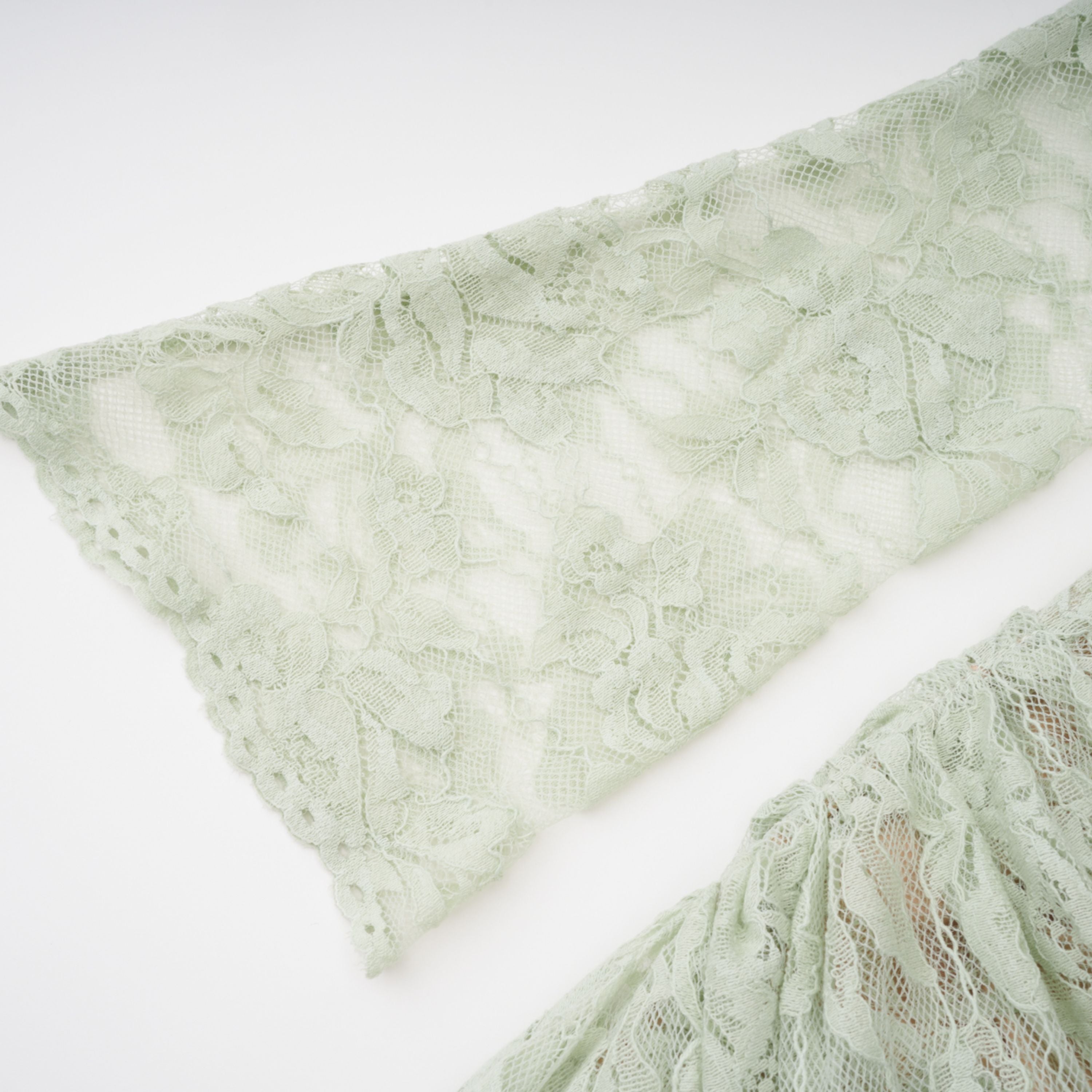 فستان قصير من الدانتيل الزهري شبه الشفاف بلون أخضر ساج من أليكسيس