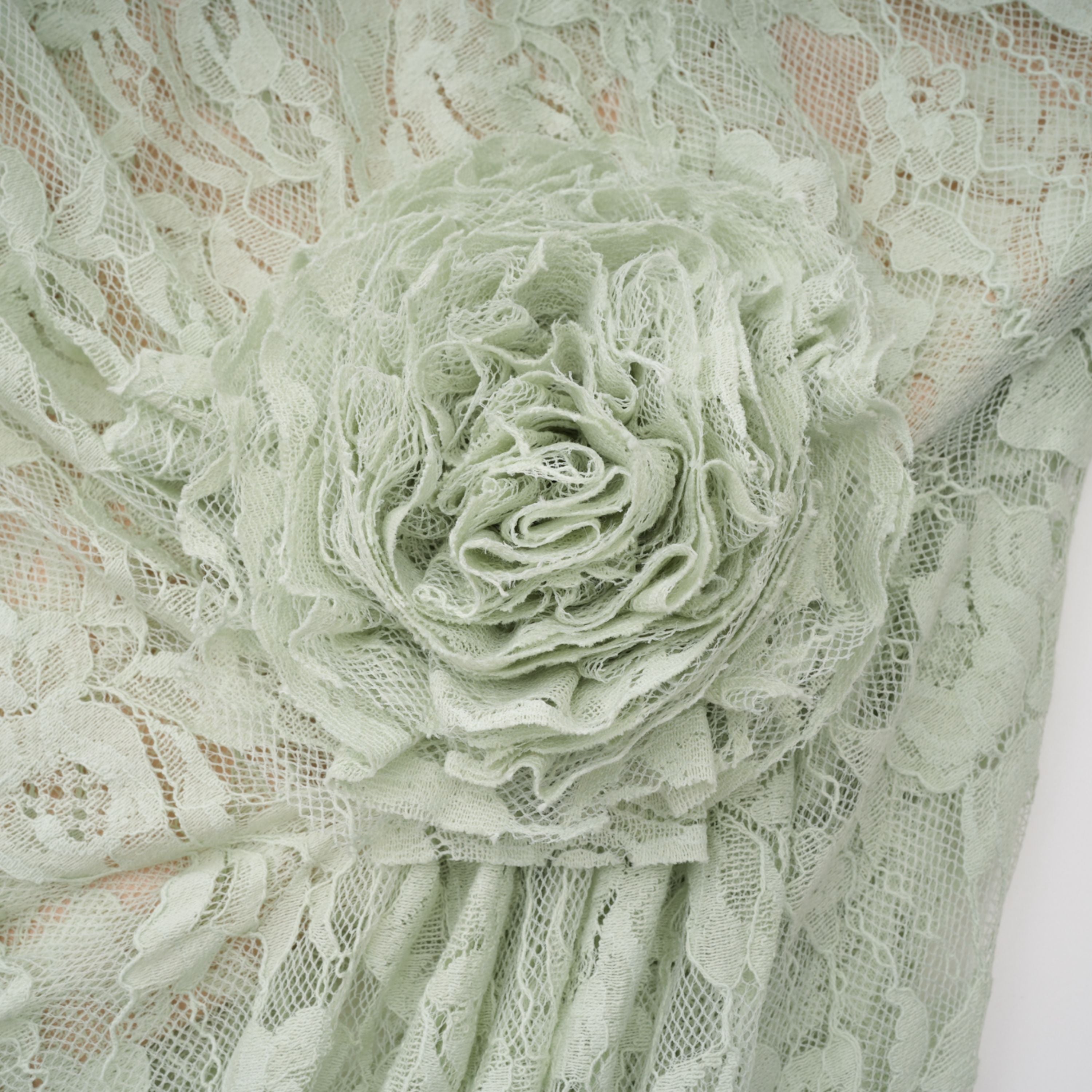 فستان قصير من الدانتيل الزهري شبه الشفاف بلون أخضر ساج من أليكسيس