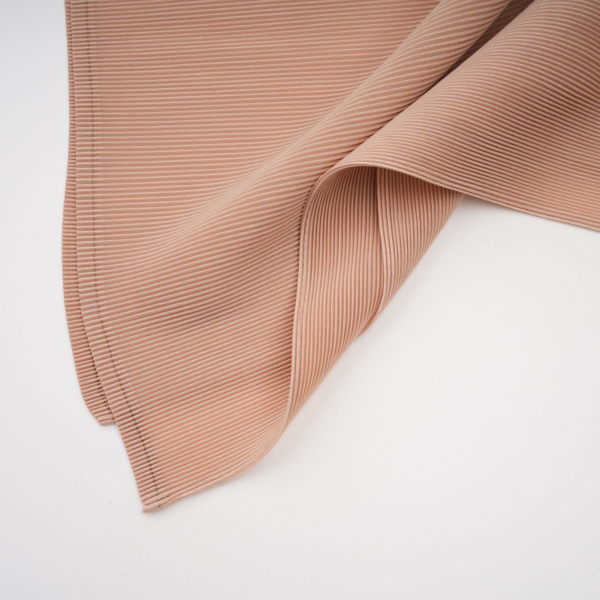 طقم تنورة وقميص مطوي بتصميم عباءة من Adèle