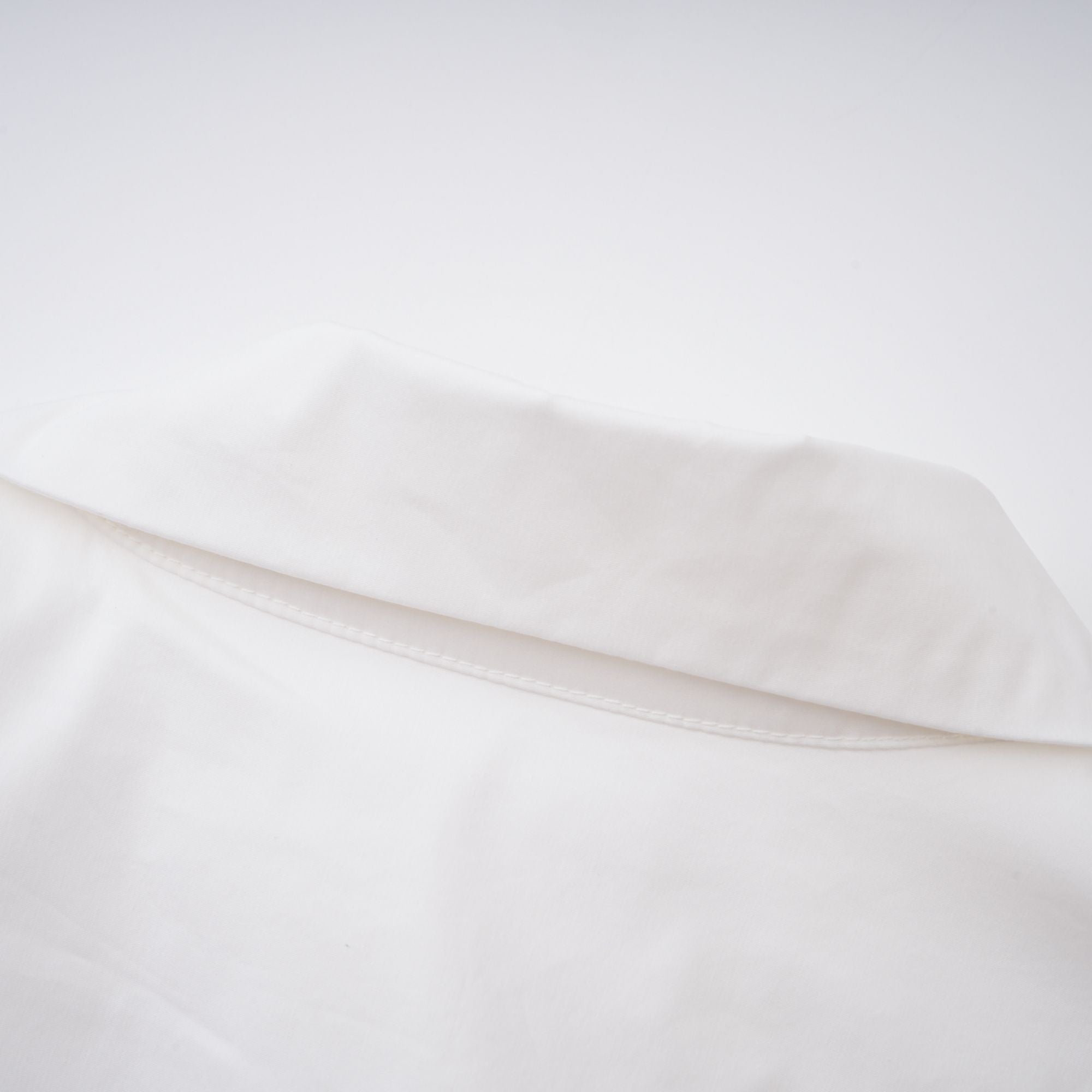 قميص فرناندي الأبيض المزين بلوحة شبكية من أحجار الراين