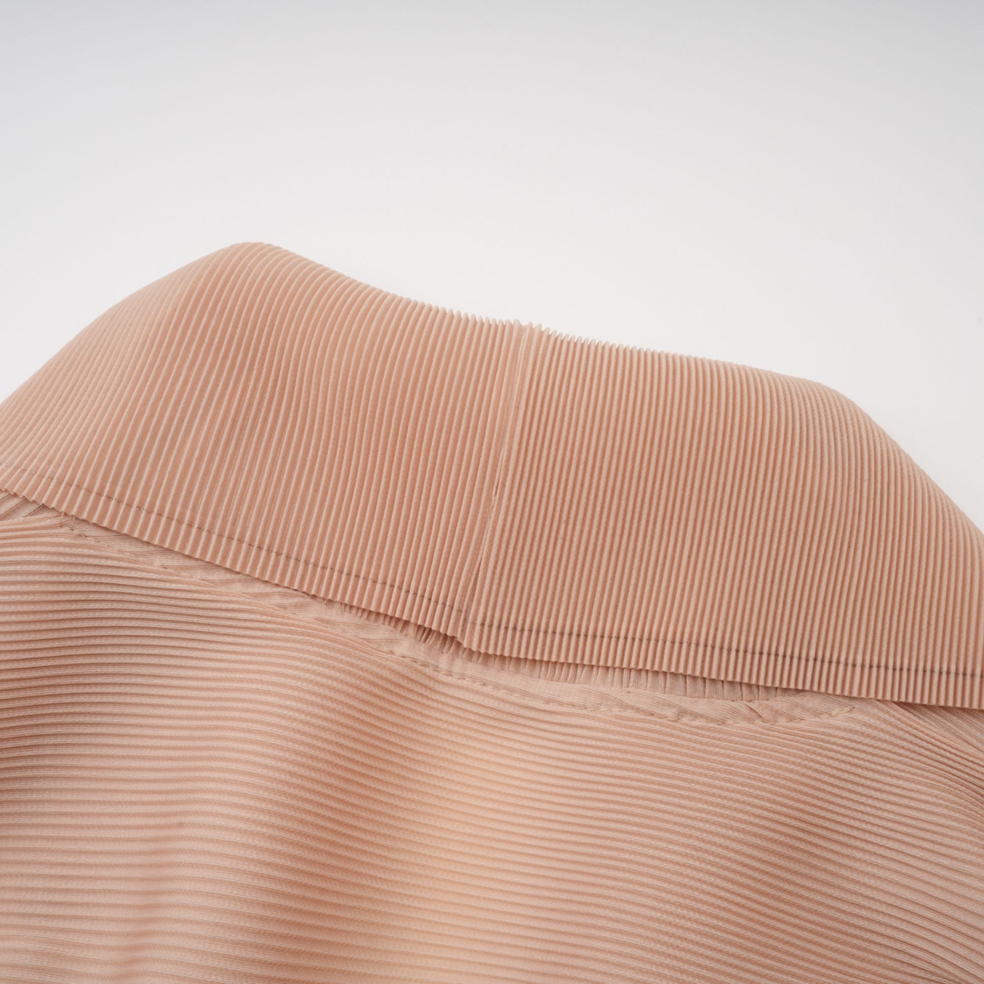 طقم تنورة وقميص مطوي بتصميم عباءة من Adèle