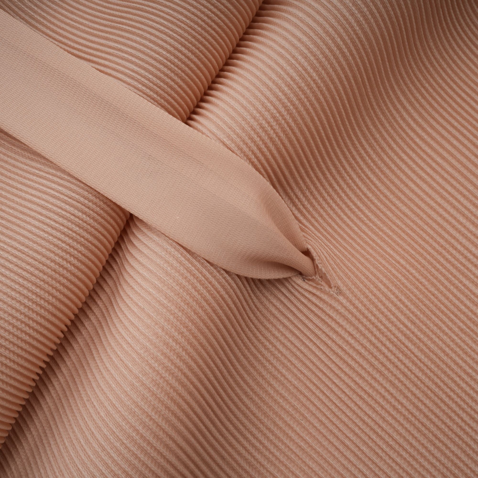 طقم تنورة وقميص مطوي بتصميم عباءة من Adèle