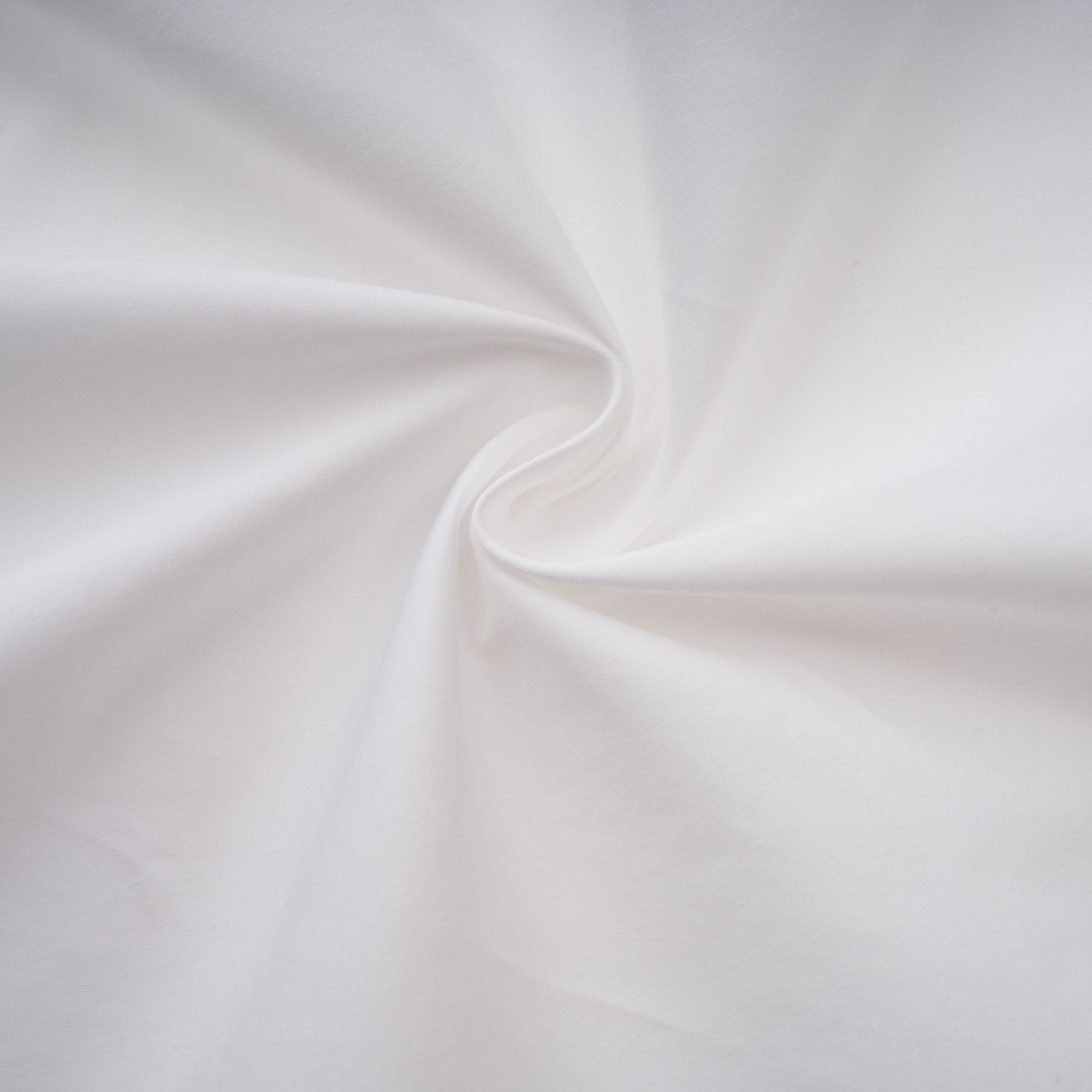 قميص فرناندي الأبيض المزين بلوحة شبكية من أحجار الراين