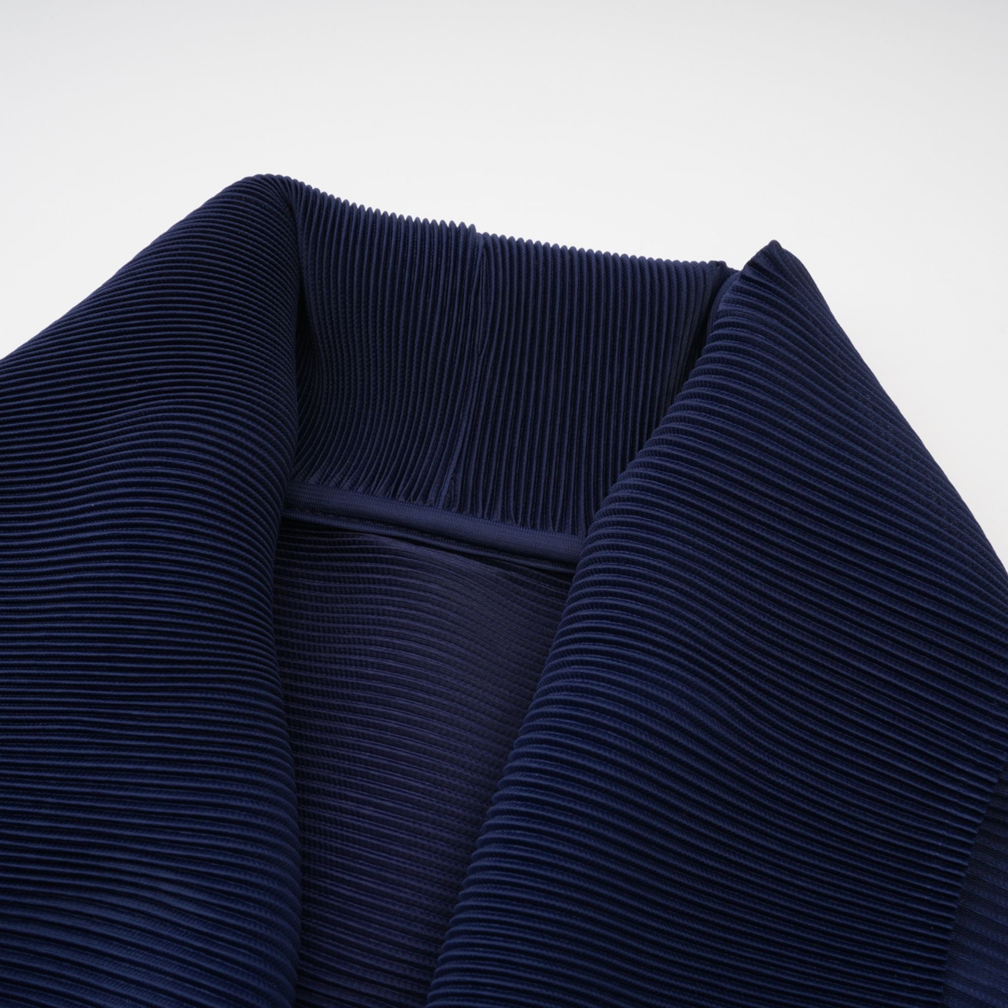 طقم تنورة وعباءة متطابقان بطبعة نقشة ديبي الزرقاء