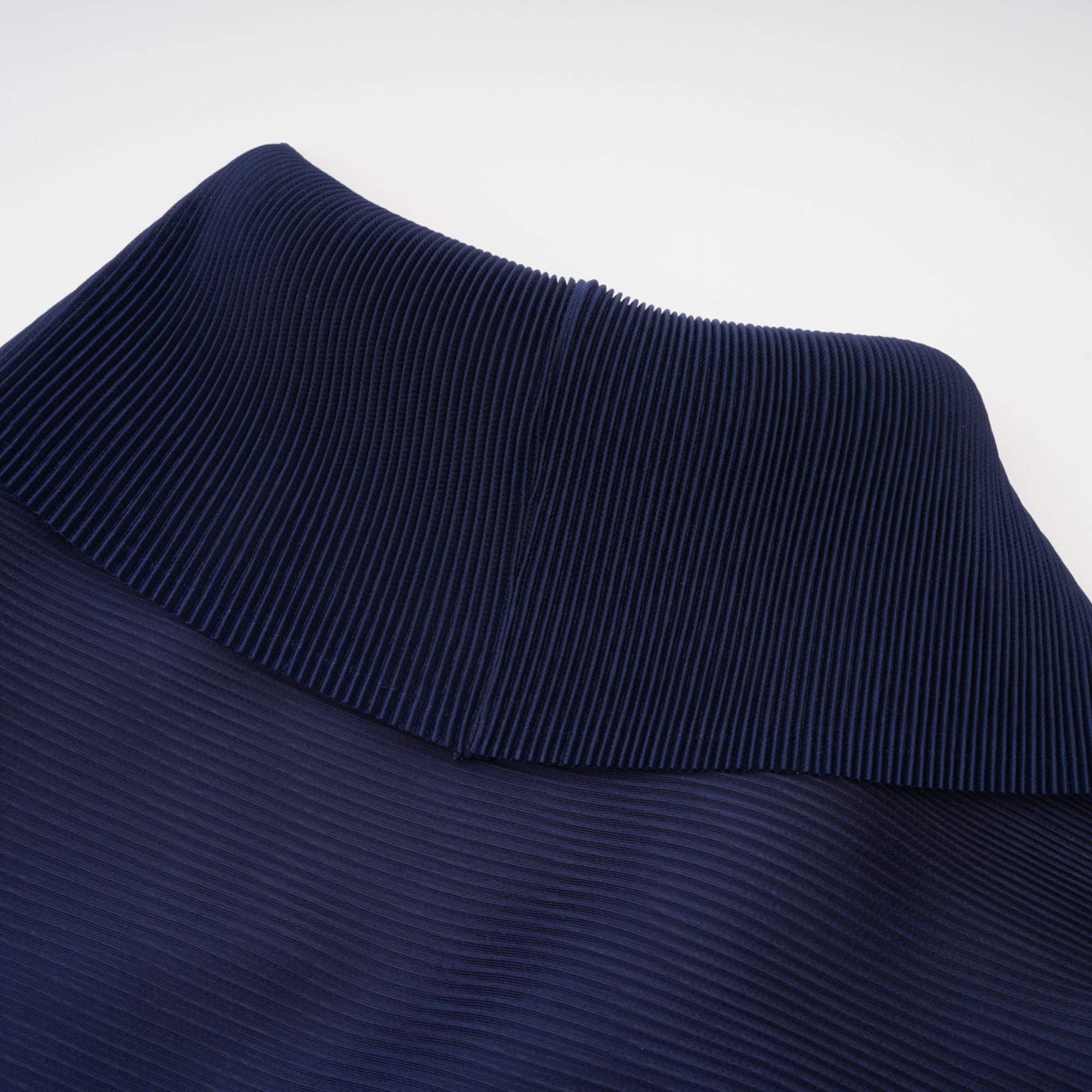 طقم تنورة وعباءة متطابقان بطبعة نقشة ديبي الزرقاء