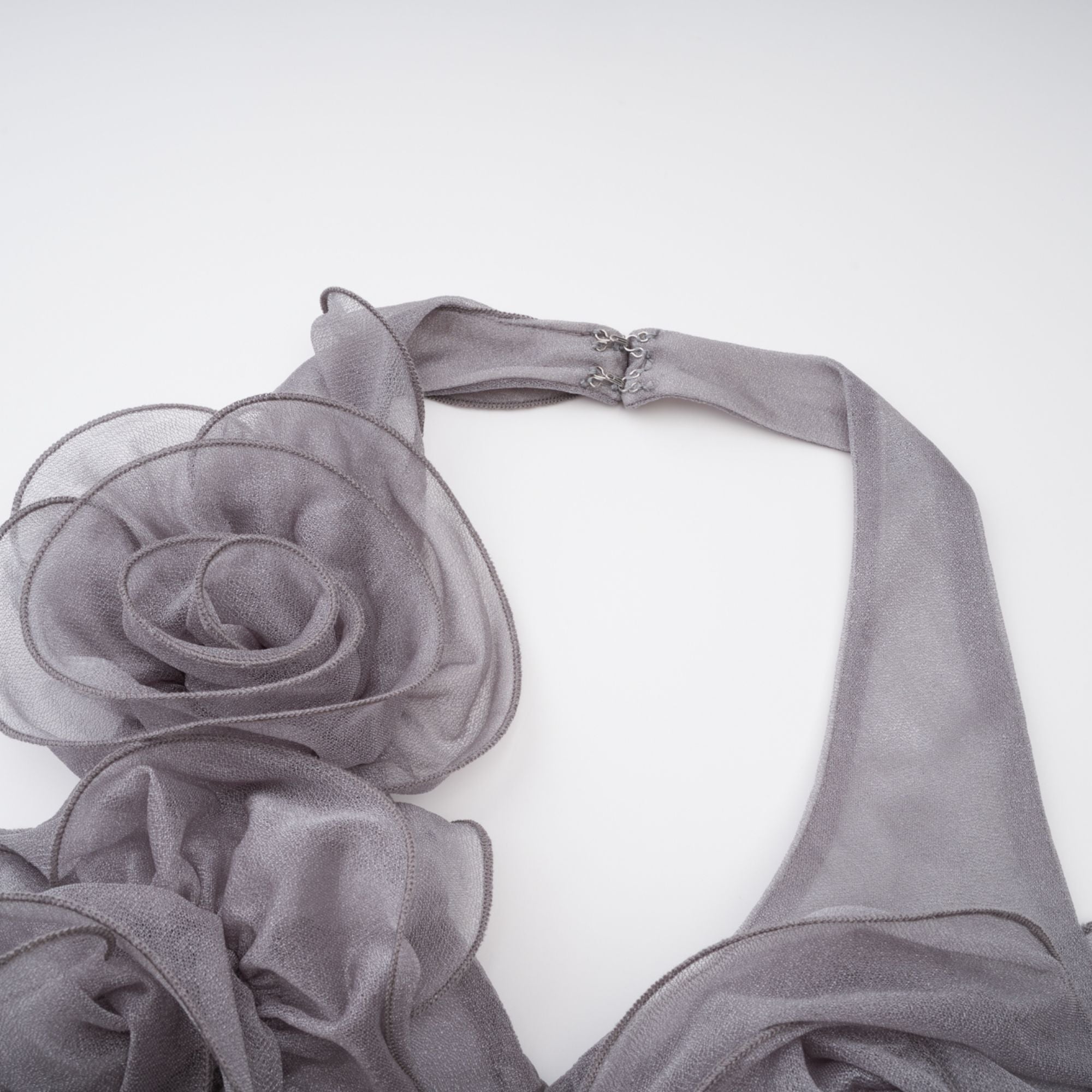 Hannabella – Graues, asymmetrisches Minikleid mit Rüschen und Blumenmuster