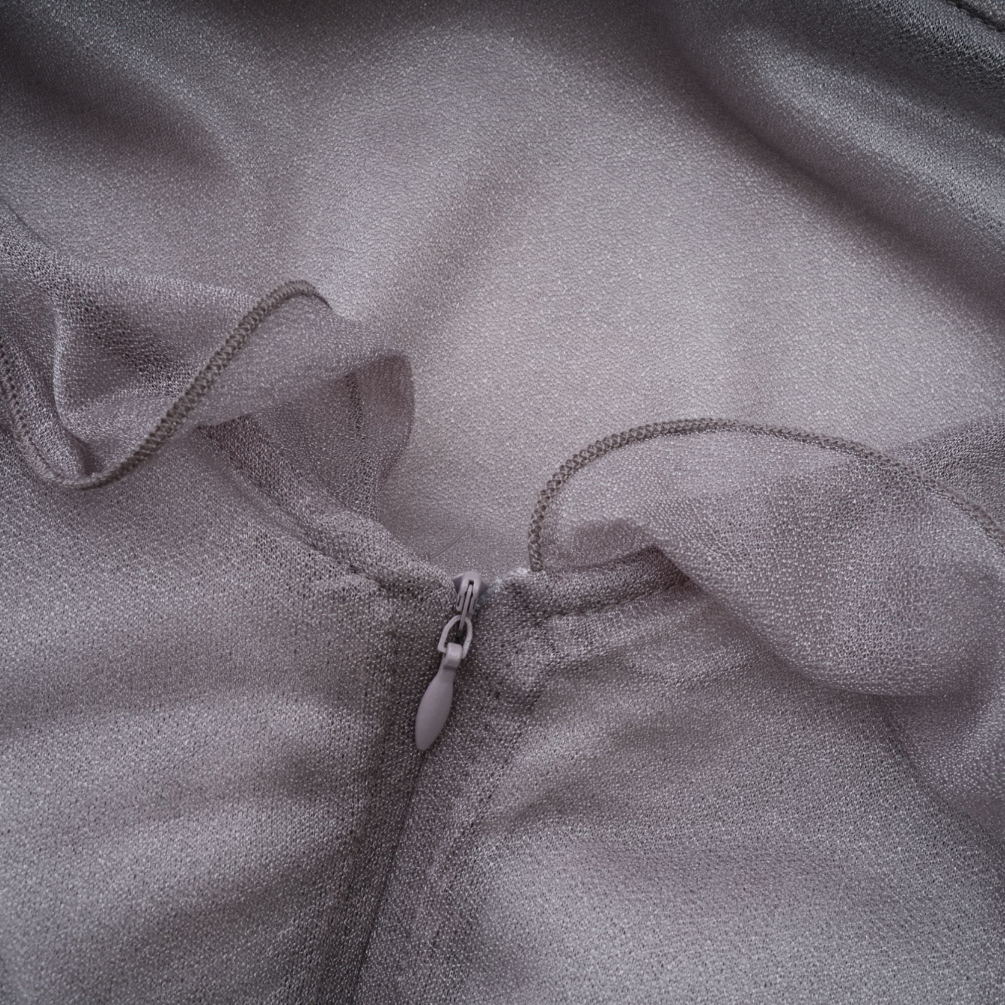 Hannabella – Graues, asymmetrisches Minikleid mit Rüschen und Blumenmuster