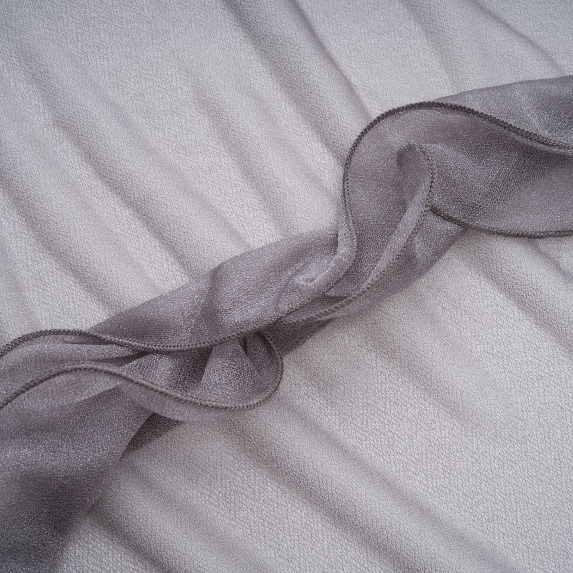 Hannabella – Graues, asymmetrisches Minikleid mit Rüschen und Blumenmuster