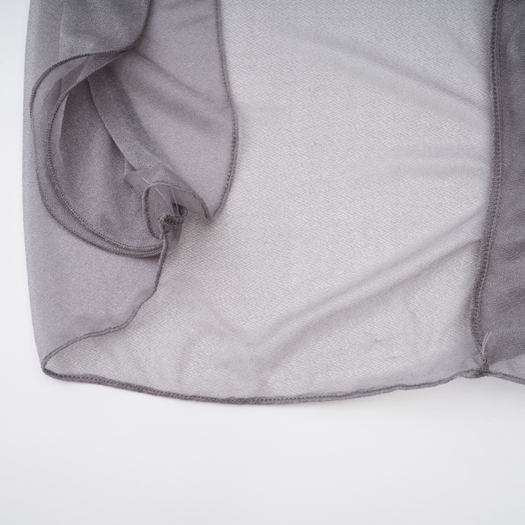 Hannabella – Graues, asymmetrisches Minikleid mit Rüschen und Blumenmuster