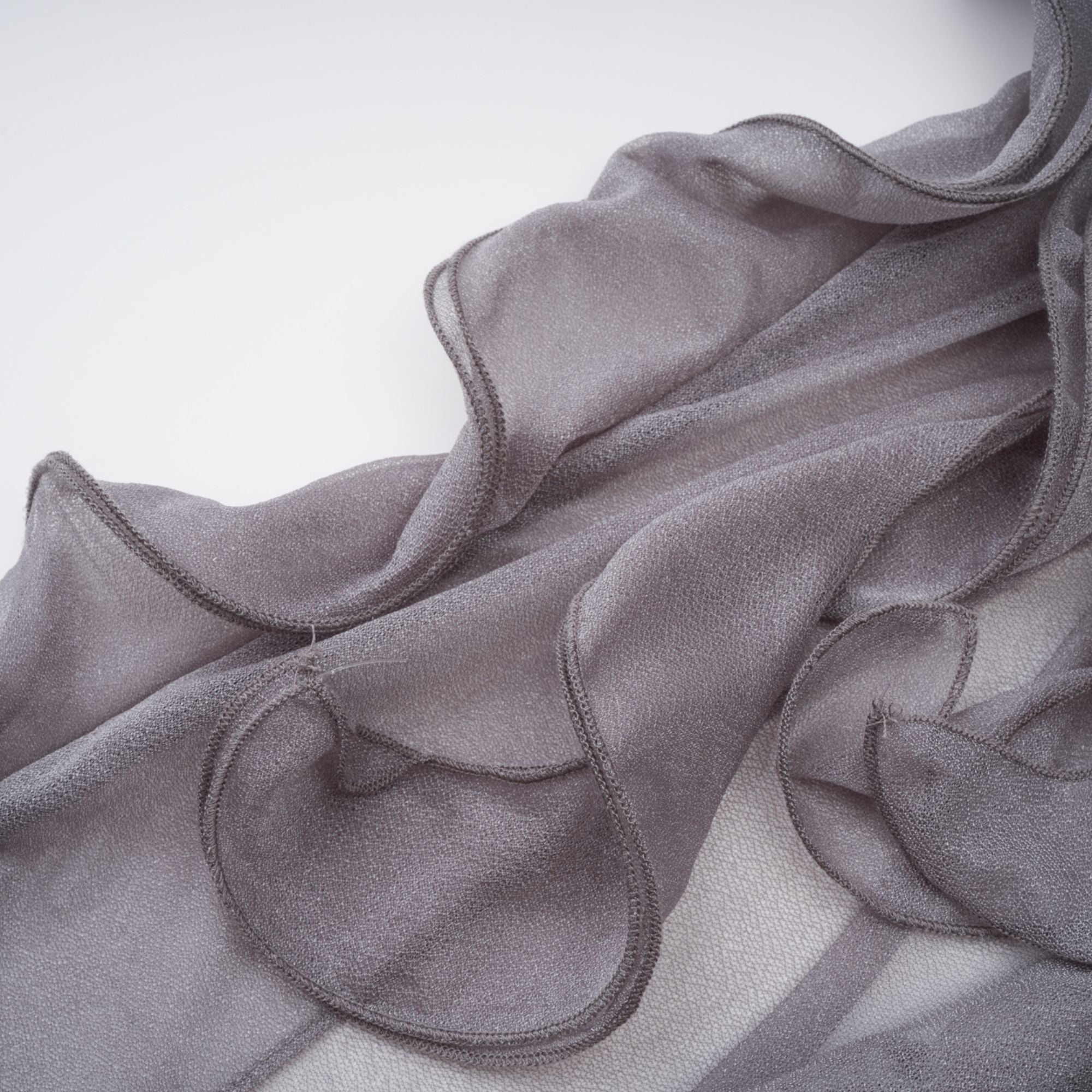 Hannabella – Graues, asymmetrisches Minikleid mit Rüschen und Blumenmuster