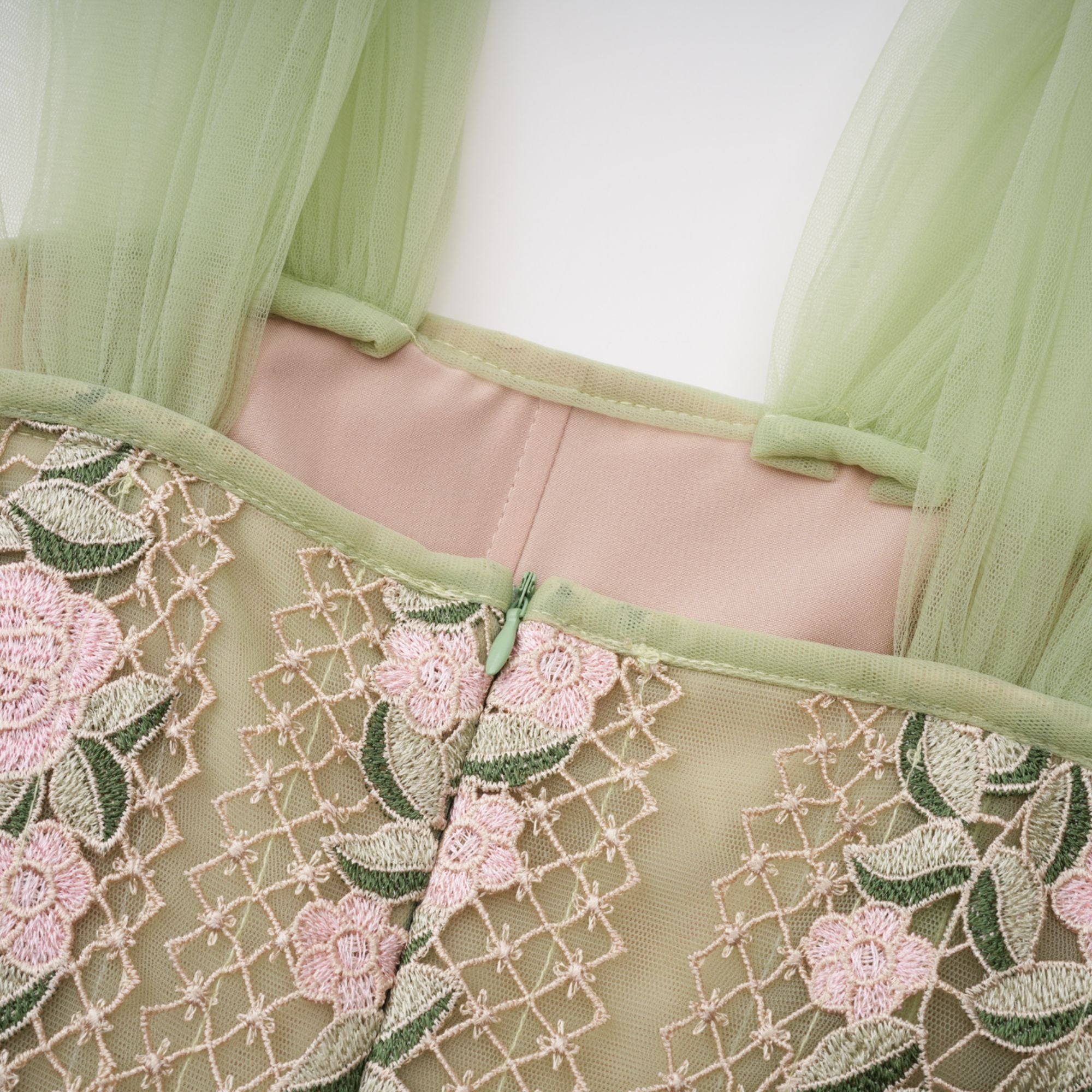 Eleni – Grünes Midikleid mit Tülleinsatz und Blumenmuster