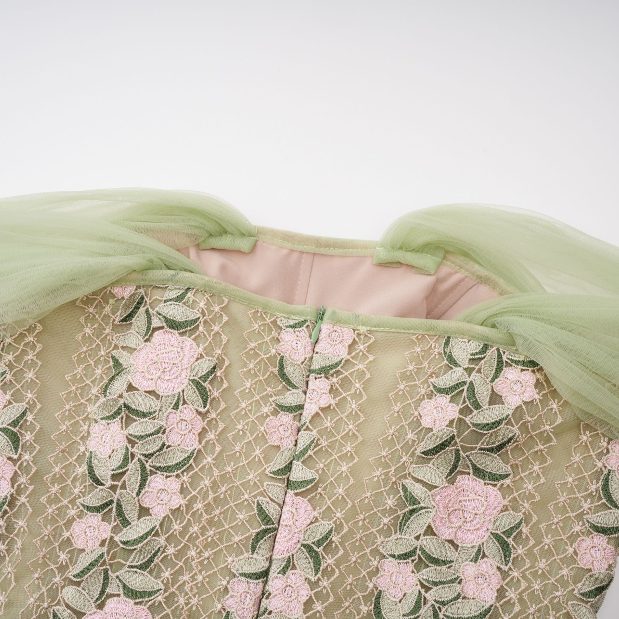 Eleni – Grünes Midikleid mit Tülleinsatz und Blumenmuster