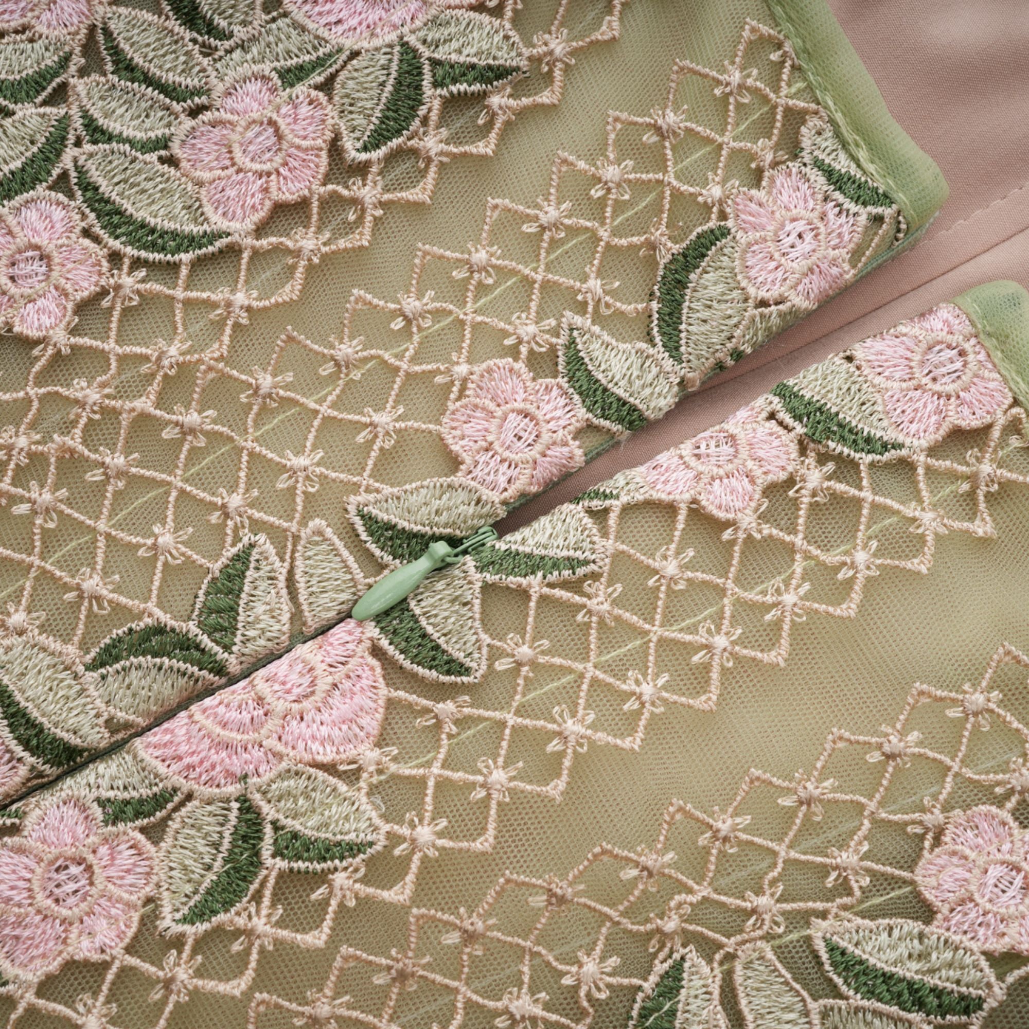 Eleni – Grünes Midikleid mit Tülleinsatz und Blumenmuster