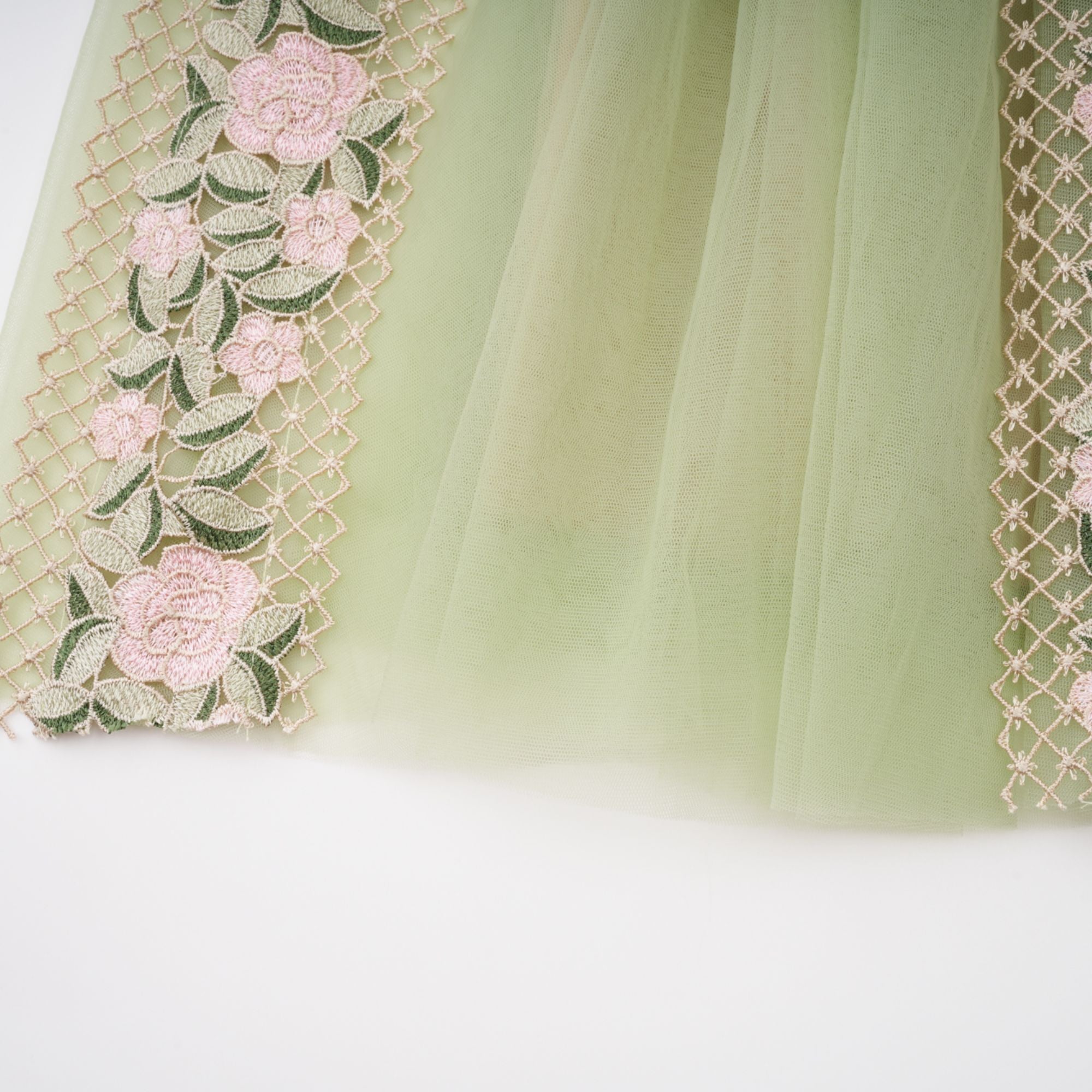 Eleni – Grünes Midikleid mit Tülleinsatz und Blumenmuster