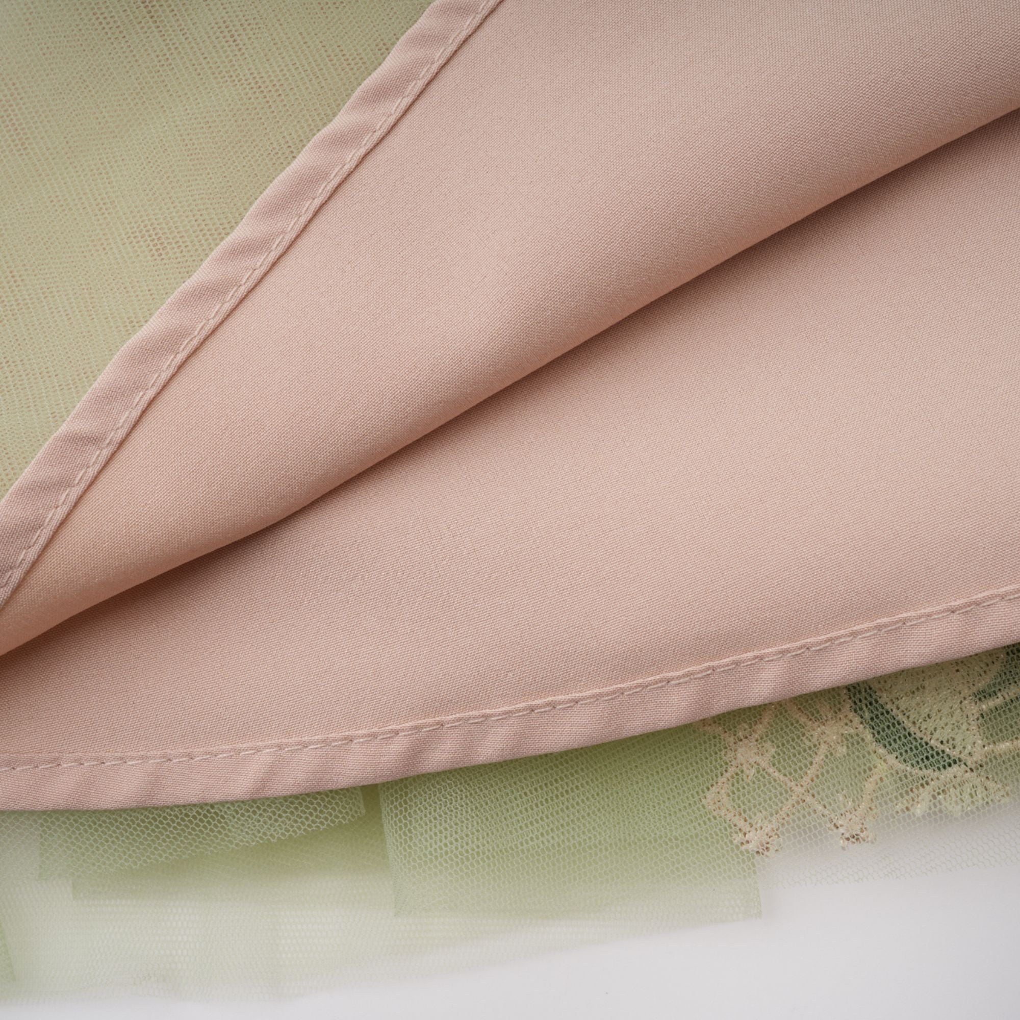 Eleni – Grünes Midikleid mit Tülleinsatz und Blumenmuster