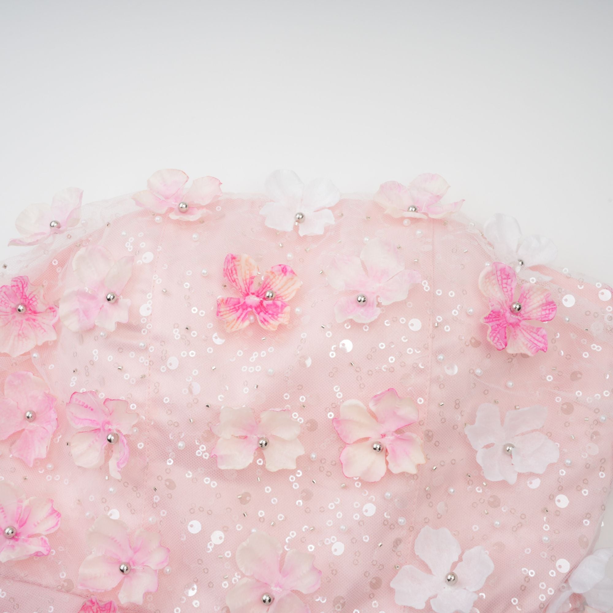 فستان ليلو قصير منتفخ بتلات ثلاثية الأبعاد