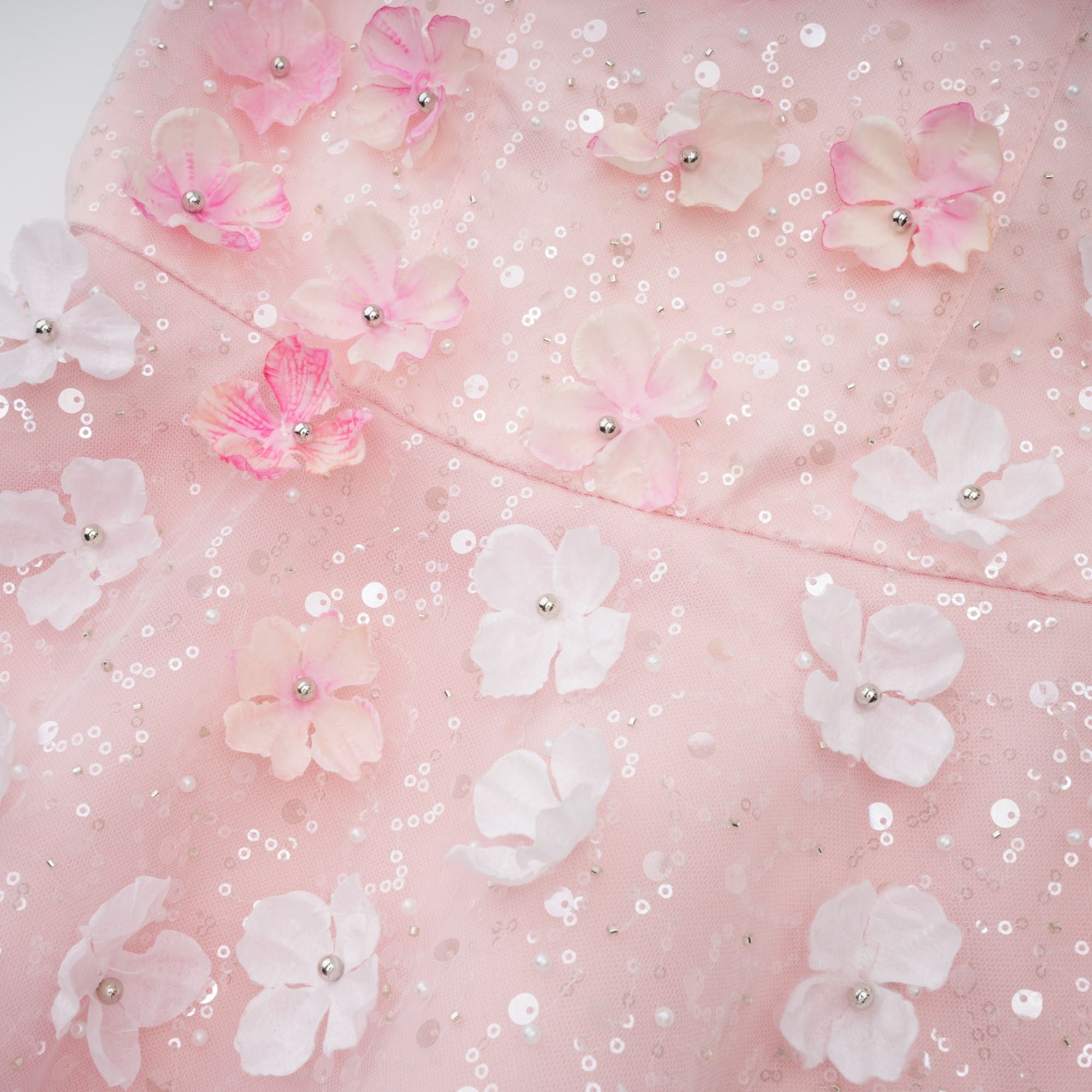 فستان ليلو قصير منتفخ بتلات ثلاثية الأبعاد