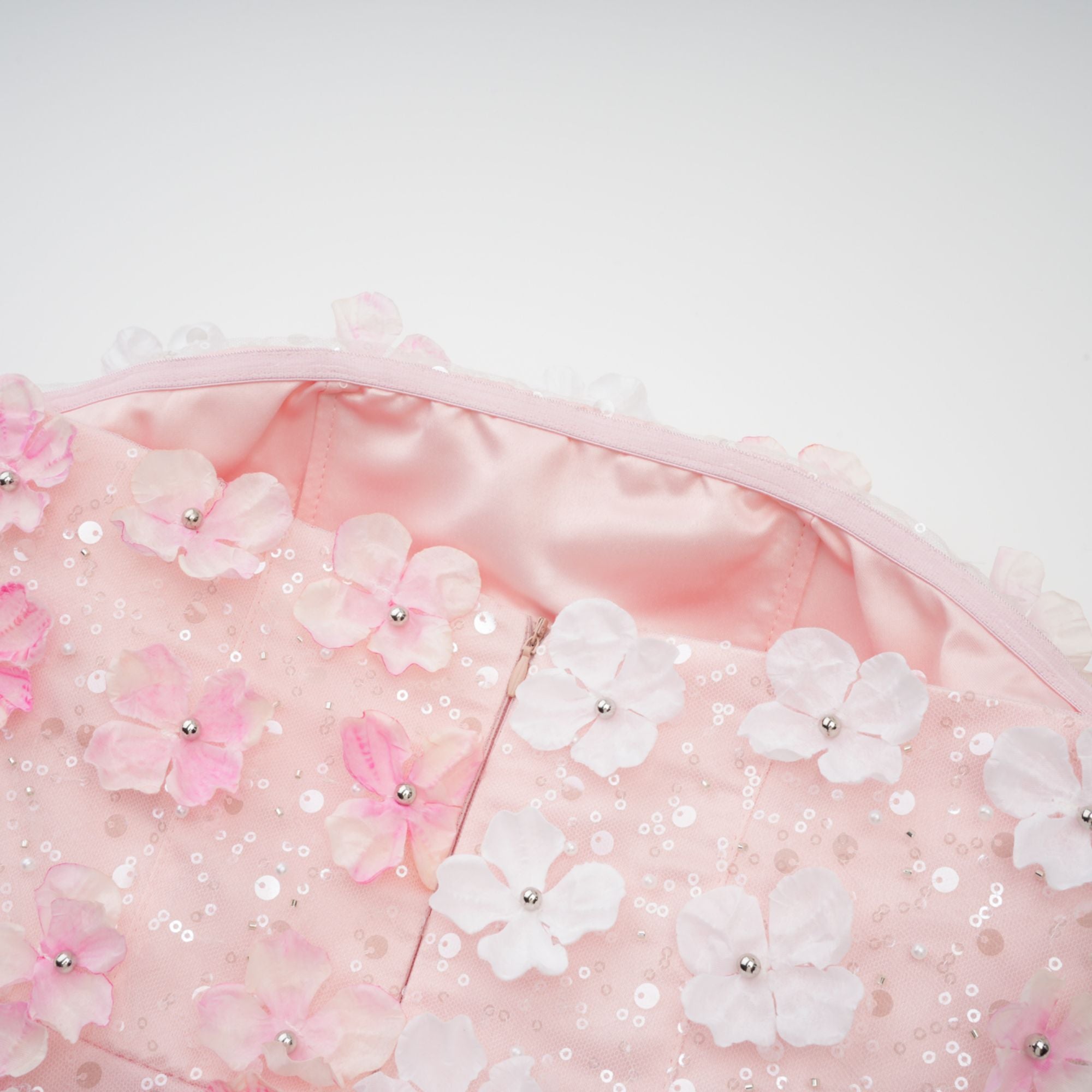 فستان ليلو قصير منتفخ بتلات ثلاثية الأبعاد